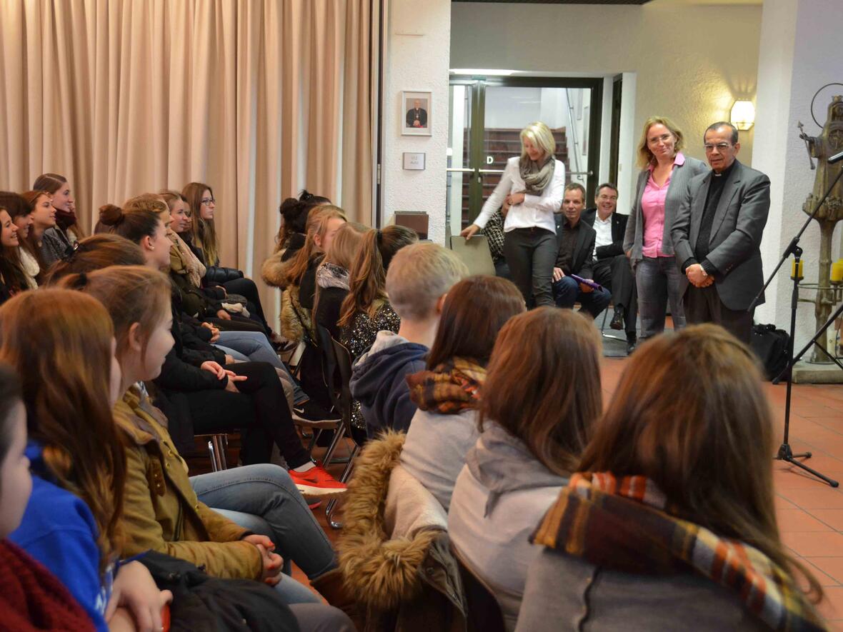 „Bringt das Wunder der Brotvermehrung heute in diese Gesellschaft!“, forderte der Weihbischof die Schülerinnen auf. Foto: Carolin Kronenburg/Adveniat