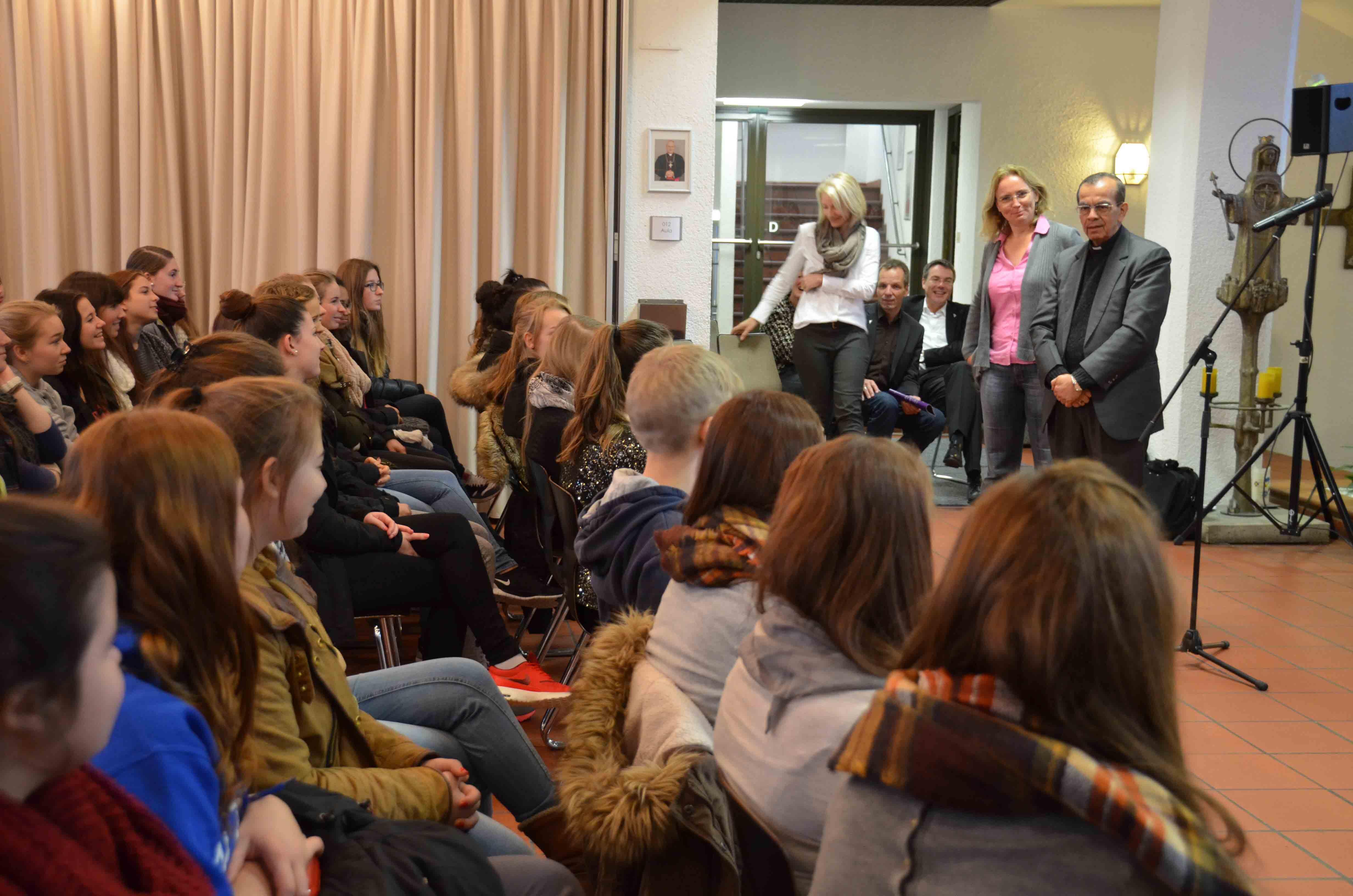 „Bringt das Wunder der Brotvermehrung heute in diese Gesellschaft!“, forderte der Weihbischof die Schülerinnen auf. Foto: Carolin Kronenburg/Adveniat