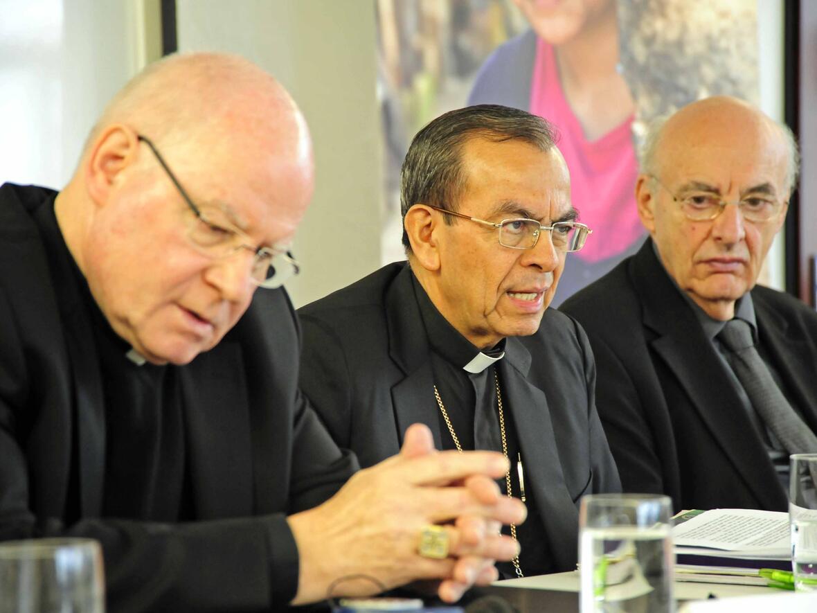 (von links) Bischof Dr. Konrad Zdarsa, Weihbischof Gregorio Rosa Chávez und Prälat Bernd Klaschka bei der Vorstellung der Adveniat-Aktion 2014 "Ich will Zukunft", die mit einem Gottesdienst am 1. Advent im Augsburger Dom eröffnet wird. (Fotos: pba/Nicolas Schnall).