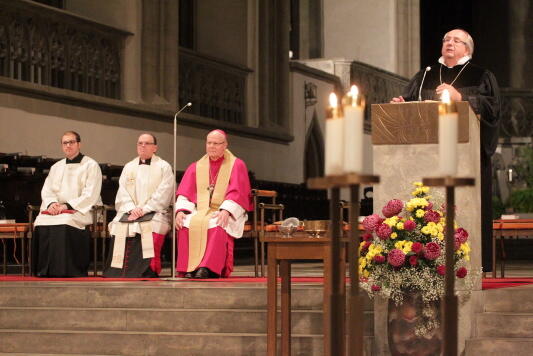 "Ökumene ist selbstverständlich geworden": Regionalbischof Grabow während des Dankgottesdienstes im Augsburger Dom. Fotos: Annette Zoepf
