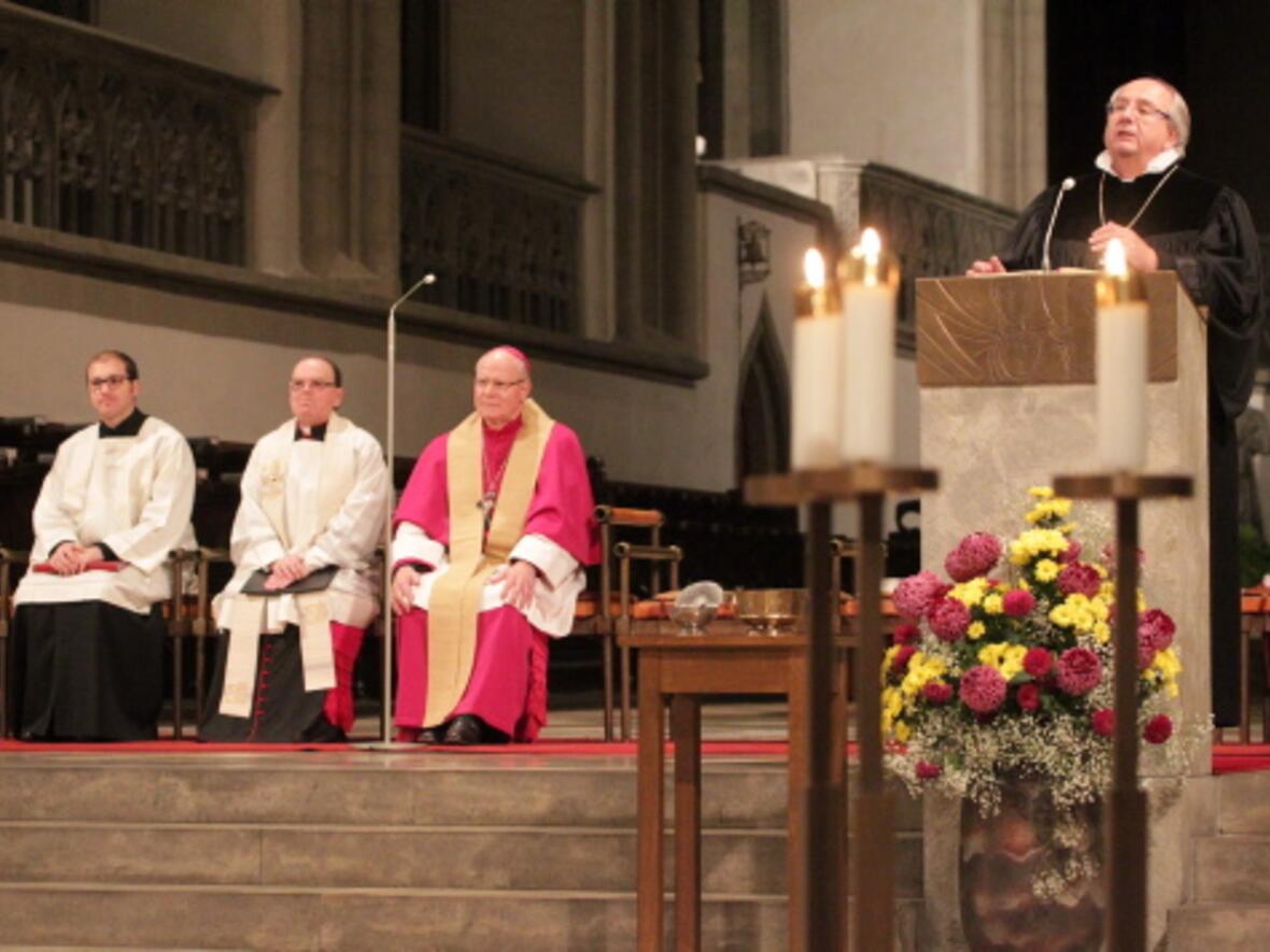 "Ökumene ist selbstverständlich geworden": Regionalbischof Grabow während des Dankgottesdienstes im Augsburger Dom. Fotos: Annette Zoepf