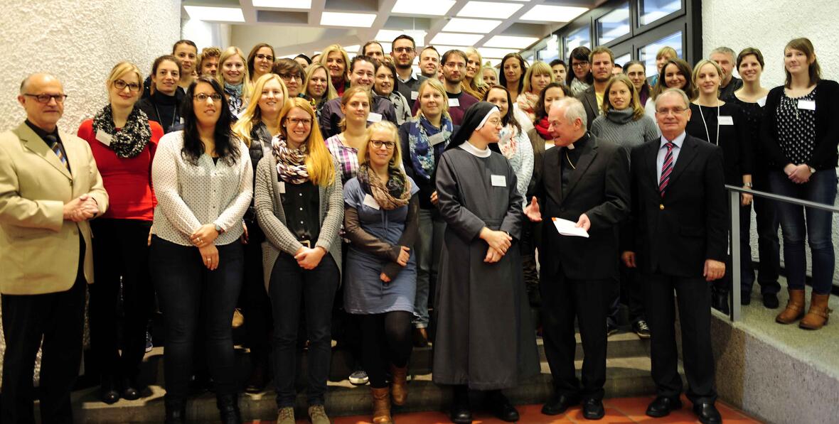 Die neuen Lehrkräfte des Schulwerks: Im September wurden sie eingestellt, heute haben sie sich über die Arbeit an katholischen Schulen und ihren neuen Arbeitgeber informiert. (Foto: pba/Maria Steber) 