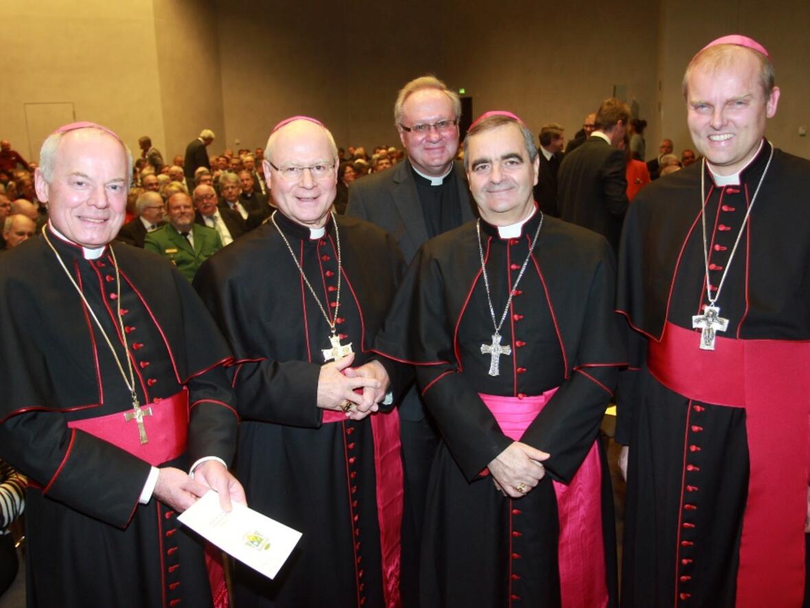(v.l.) Weihbischof Anton Losinger, Bischof Konrad Zdarsa, Bischofsvikar Karlheinz Knebel, Erzbischof Nikola Eterovic und Weihbischof Florian Wörner.