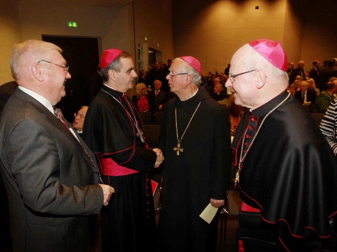 Der Apostolische Nuntius begrüßt Alt-Bischof Viktor Josef.