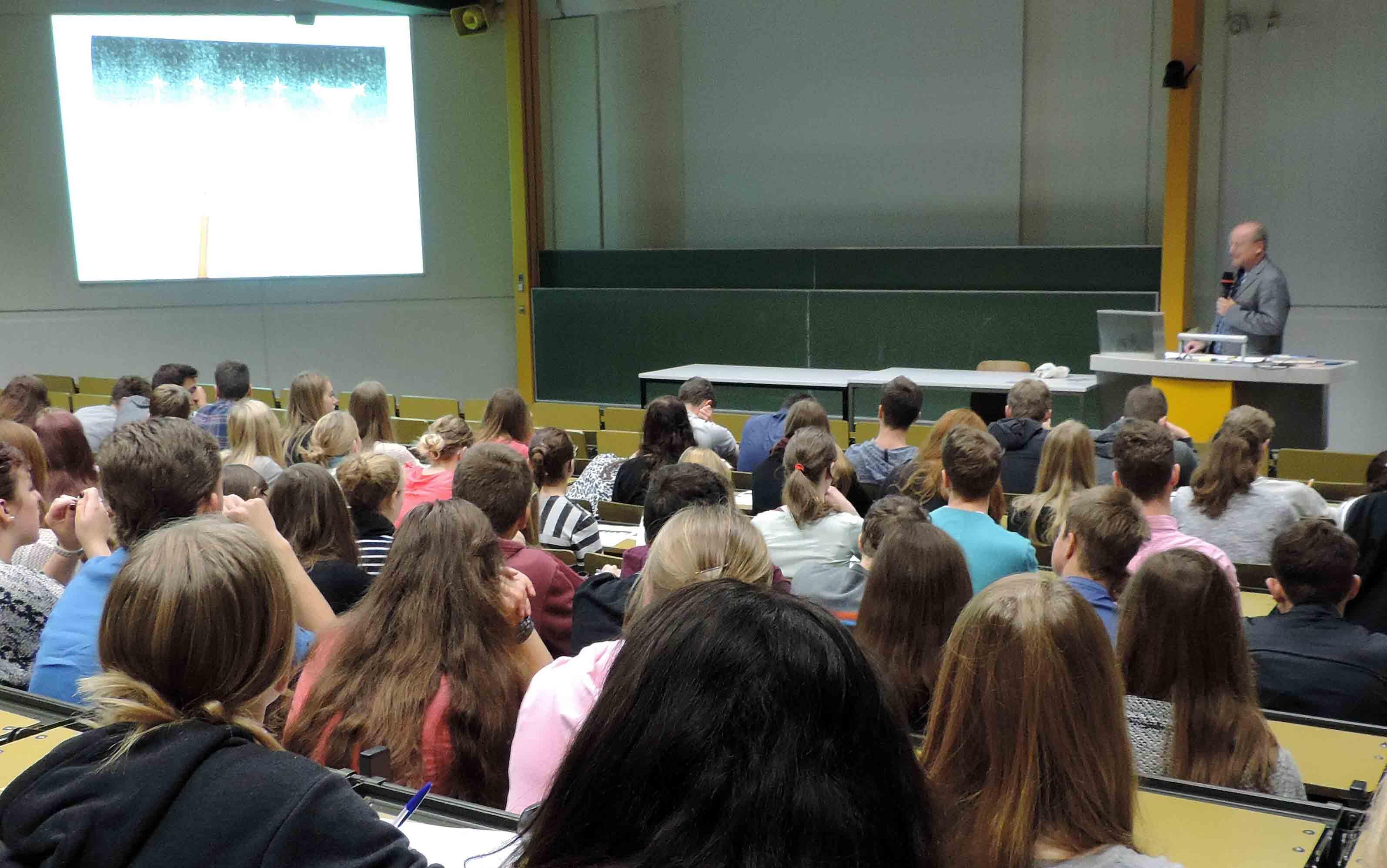 theologiestudium-und-dann-schueler-informieren-sich-ueber-berufsperspektiven-als-theologe1334371