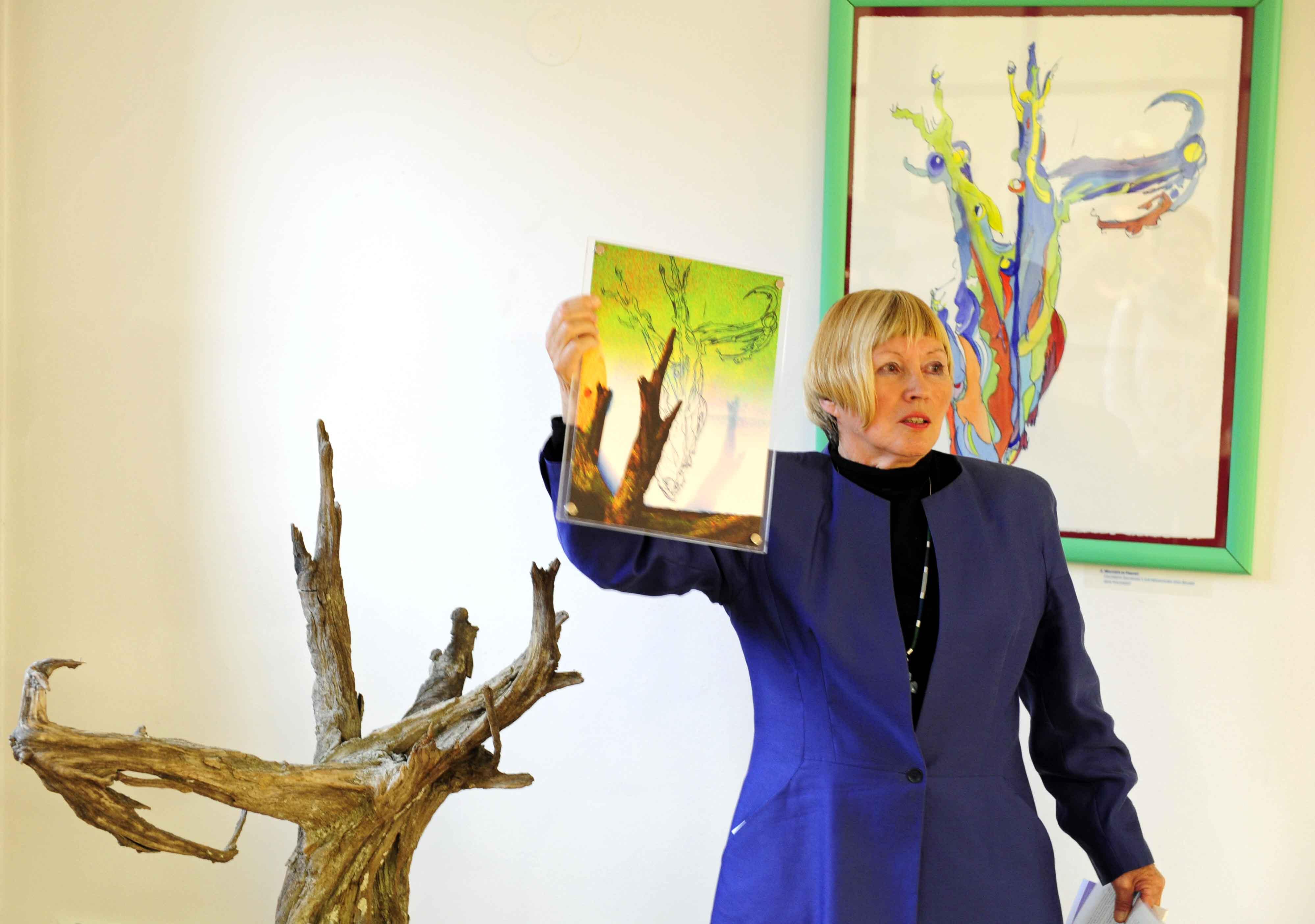 Wachsen in Freiheit: Maria-Anna Bäuml-Roßnagl spricht über ihre Gedanken beim Entstehen der Kunstwerke. (Fotos: pba/Nicolas Schnall)