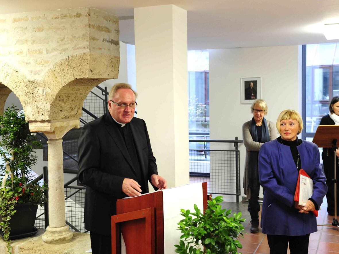 Einführende Worte von Bischofsvikar Karlheinz Knebel zum Schaffen der Künstlerin.