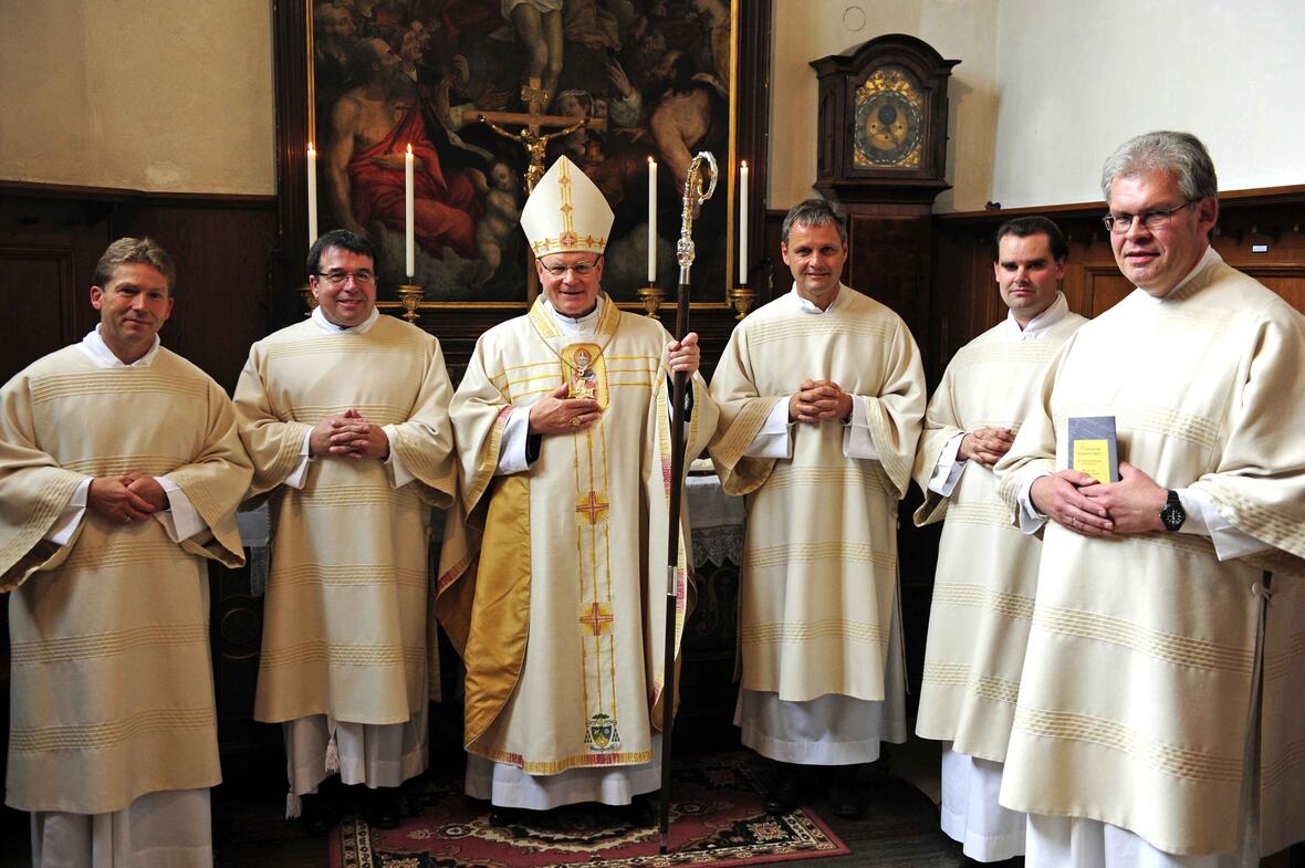 Bischof Konrad mit den fünf neuen Diakonen (v.l.) Albert Vögele, Franz-Xaver Bauer, Georg Seidenspinner, Andreas Martin und Anton Seemüller. (Fotos: pba/Nicolas Schnall)