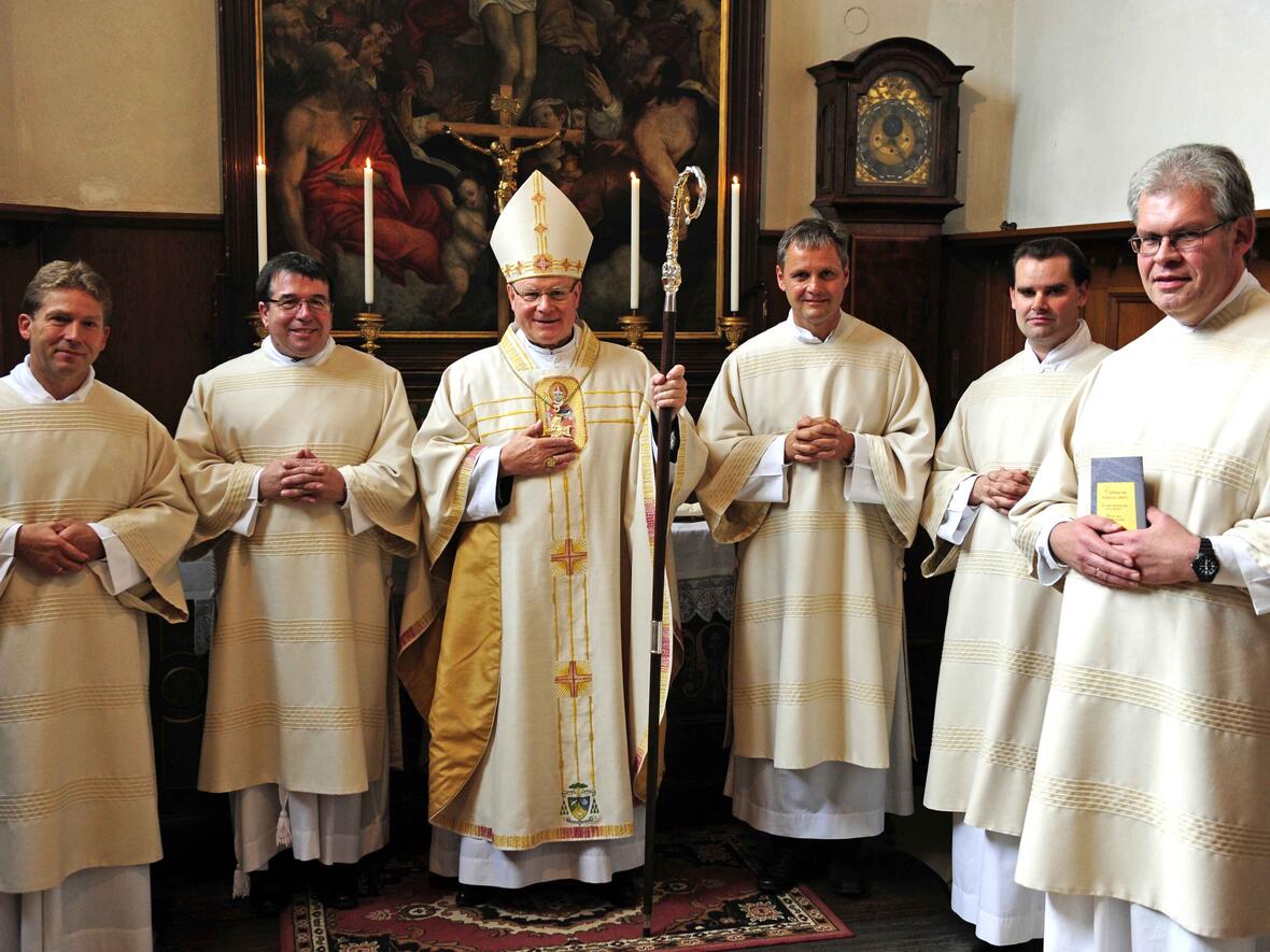 Bischof Konrad mit den fünf neuen Diakonen (v.l.) Albert Vögele, Franz-Xaver Bauer, Georg Seidenspinner, Andreas Martin und Anton Seemüller. (Fotos: pba/Nicolas Schnall)