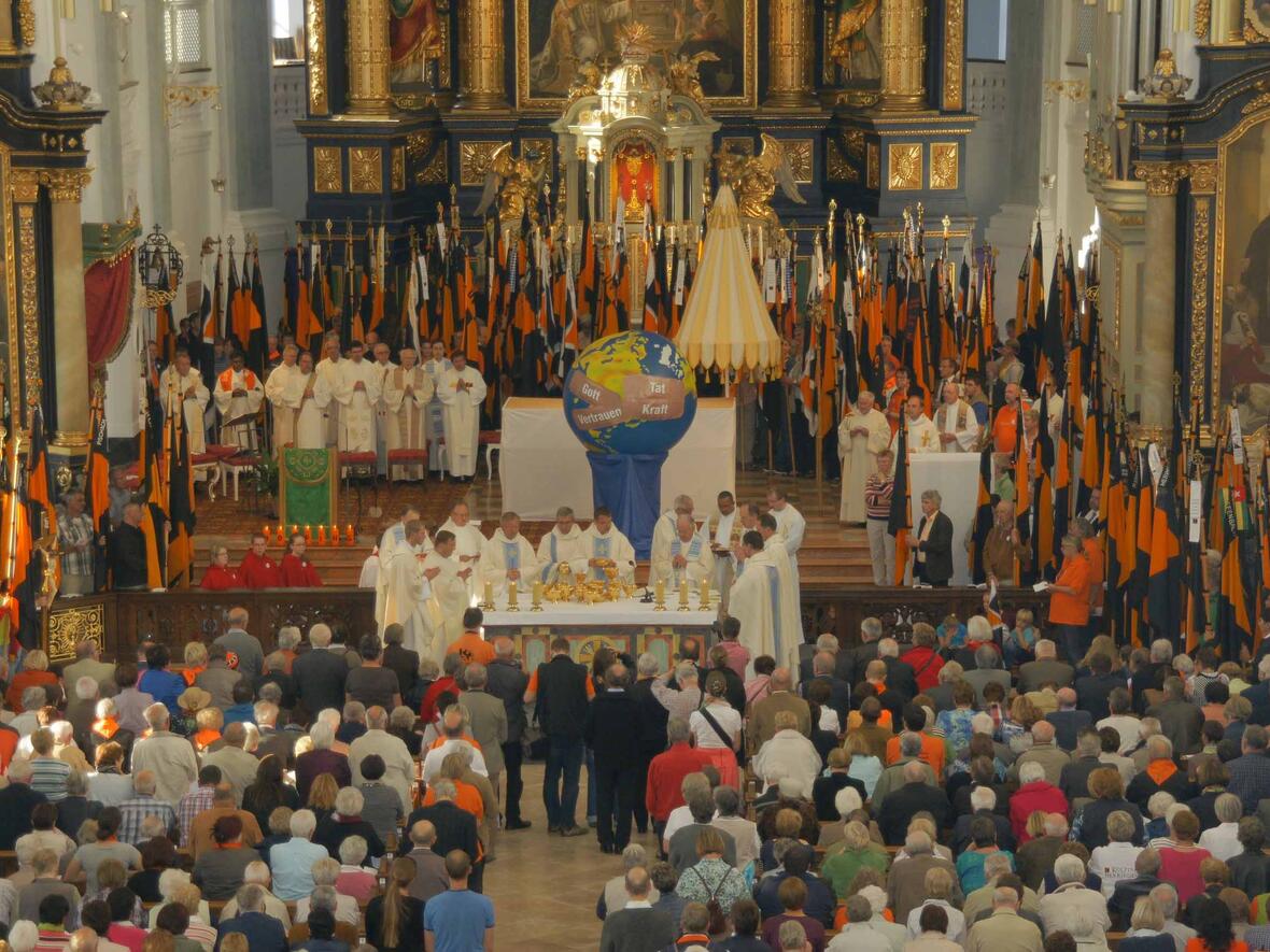 Kolping-Landespräses, Msgr. Christoph Huber, feierte mit den Diözesanpräsides der sieben bayerischen Bistümer und mehr als 3500 Gläubigen den Wallfahrtsgottesdienst in der Basilika St. Anna in Altötting. (Foto: Kolping).