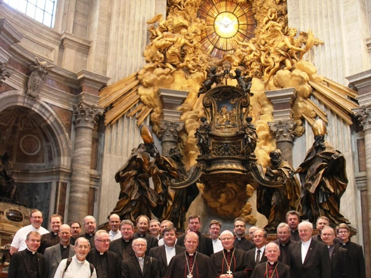 "Immer wieder wichtig, zu den Gräbern der Apostel zu pilgern": Gruppenfoto im Petersdom (Foto: Johannes Steber)