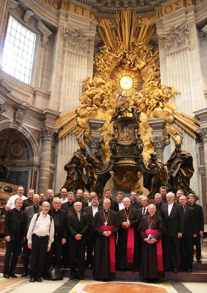 "Immer wieder wichtig, zu den Gräbern der Apostel zu pilgern": Gruppenfoto im Petersdom (Foto: Johannes Steber)