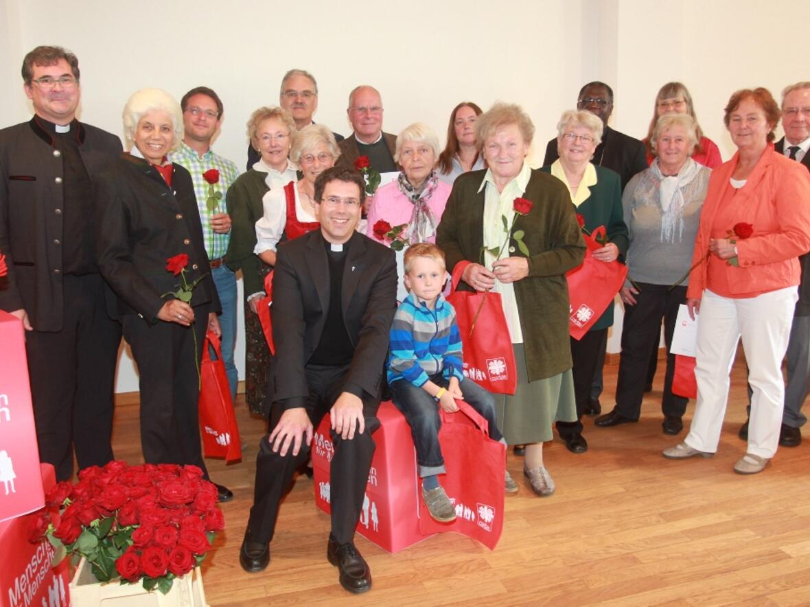 Stolz zeigte sich der Landsberger Stadtpfarrer Michael Zeitler (vorne Mitte) auf seine langjährigen Caritas-Sammlerinnen und -Sammler. (Foto: Annette Zoepf/Caritas)