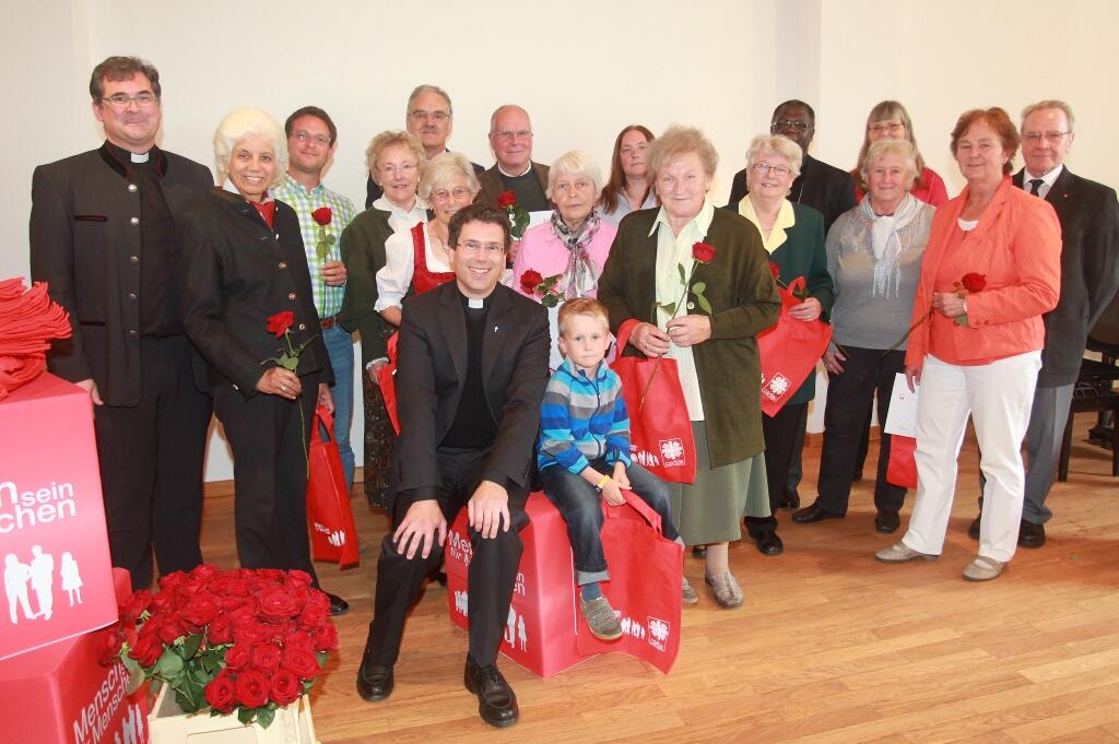 Stolz zeigte sich der Landsberger Stadtpfarrer Michael Zeitler (vorne Mitte) auf seine langjährigen Caritas-Sammlerinnen und -Sammler. (Foto: Annette Zoepf/Caritas)