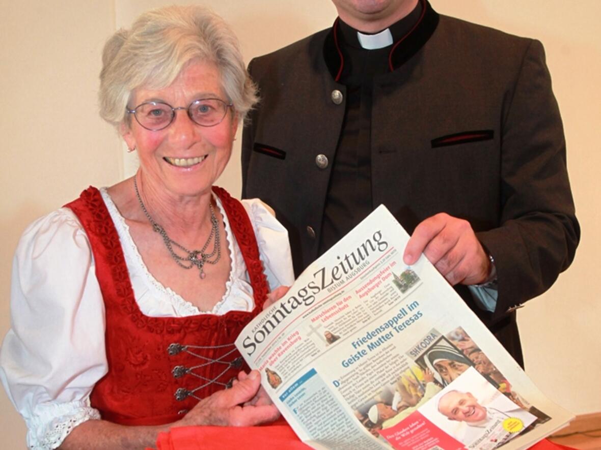 Erna Ringler aus der Pfarrei Mariä Himmelfahrt gewann ein Jahresabonnement der Katholischen SonntagsZeitung, das der Diözesan-Caritasverband und der Sankt Ulrich Verlag als Zeichen der Anerkennung ausgelobt hatten. Auch Sigrun Doll aus der Pfarrgemeinde St. Nikolaus in Lengenfeld, die an der Feier leider nicht teilnehmen konnte, darf sich über ein Jahresabonnement freuen. (Foto: Annette Zoepf/Caritas)