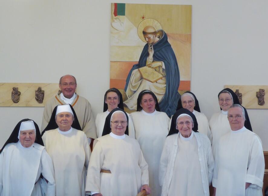 Die Schwestern aus dem Konvent St. Ursula und der Filiale in Polling zusammen mit Ordensreferent Pfarrer Dr. Lindl. (Foto: Konvent St. Ursula)