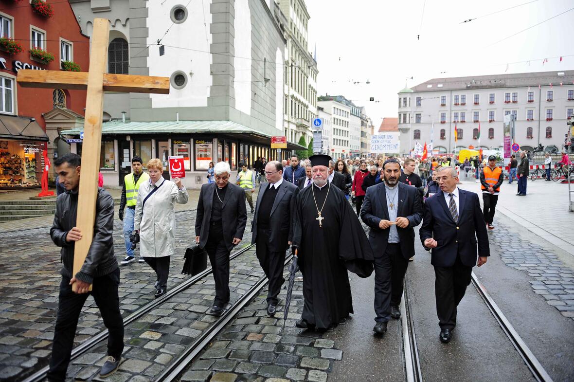 Im Anschluss an die Kundgebung zogen die Menschen zur ökumenischen Kreuzwegandacht in den Augsburger Dom. (Foto: Pressestelle Bistum Augsburg)