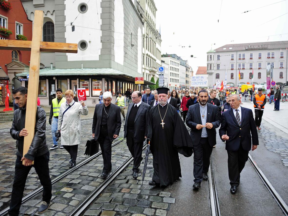 Im Anschluss an die Kundgebung zogen die Menschen zur ökumenischen Kreuzwegandacht in den Augsburger Dom. (Foto: Pressestelle Bistum Augsburg)