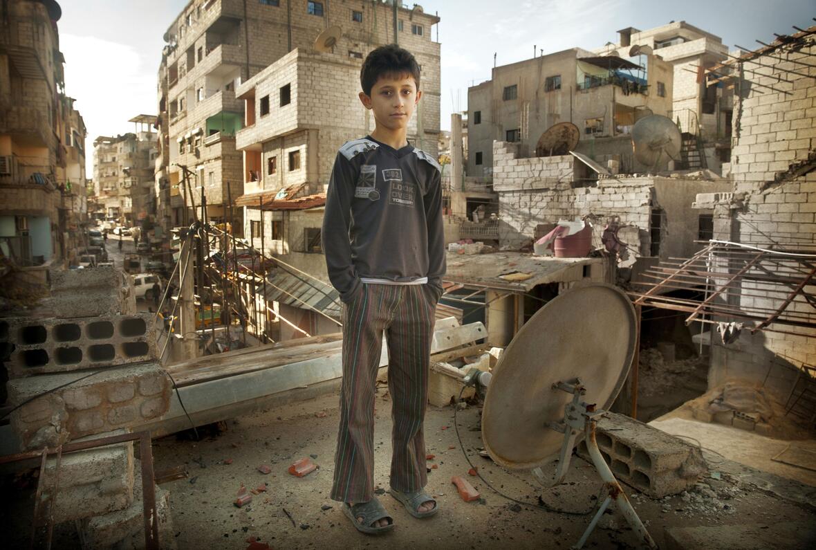 Kleiner Junge auf einem zerstörten Haus in Syriens Hauptstadt Damaskus. Foto: KIRCHE IN NOT/Carole AlFarah