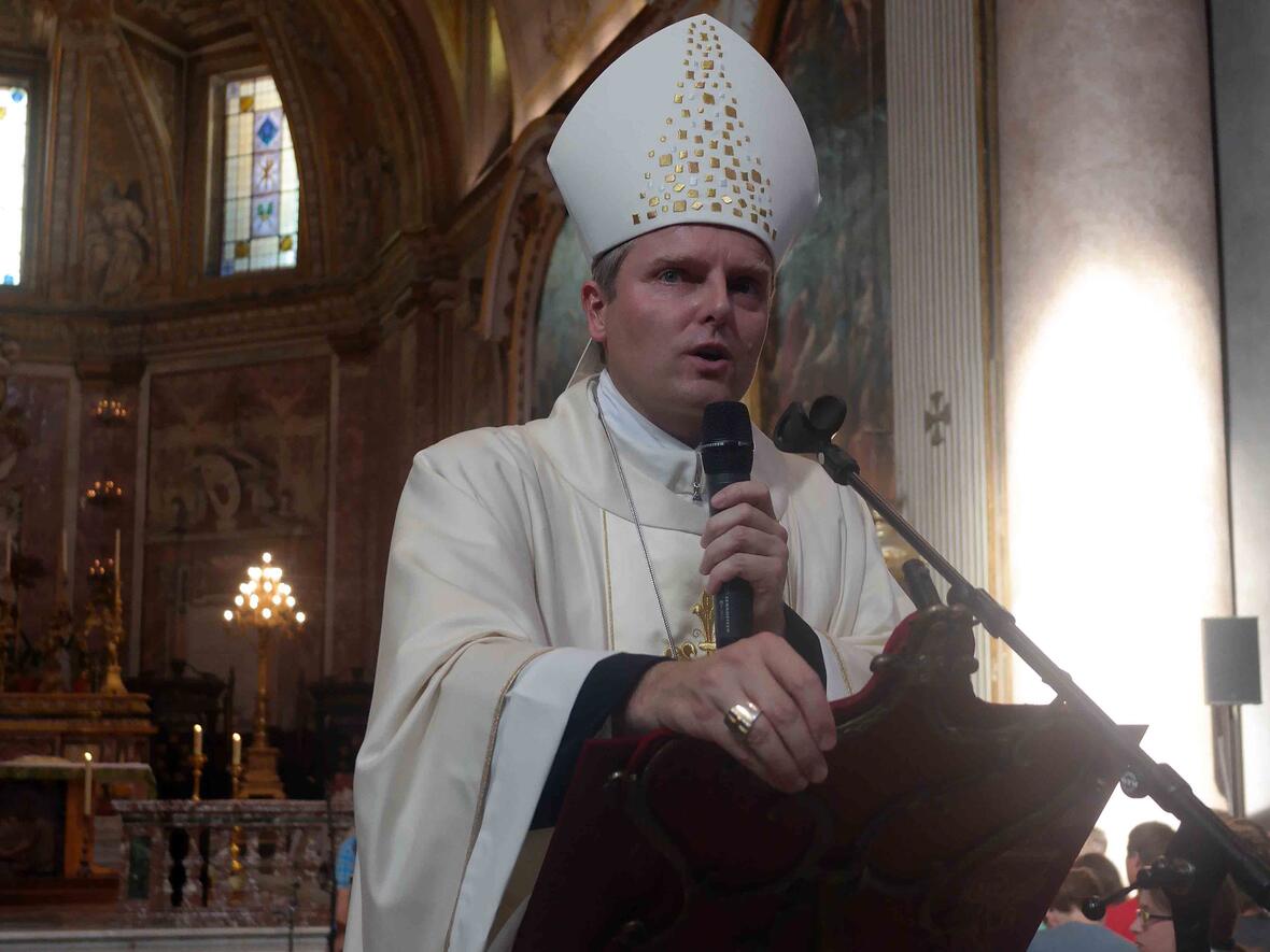 Mit einem herzlichen "Vergelt's Gott" richtete sich Weihbischof Wörner in der Kirche Santa Maria degli Angeli an die Jugendlichen.  (Maria Steber / pba)