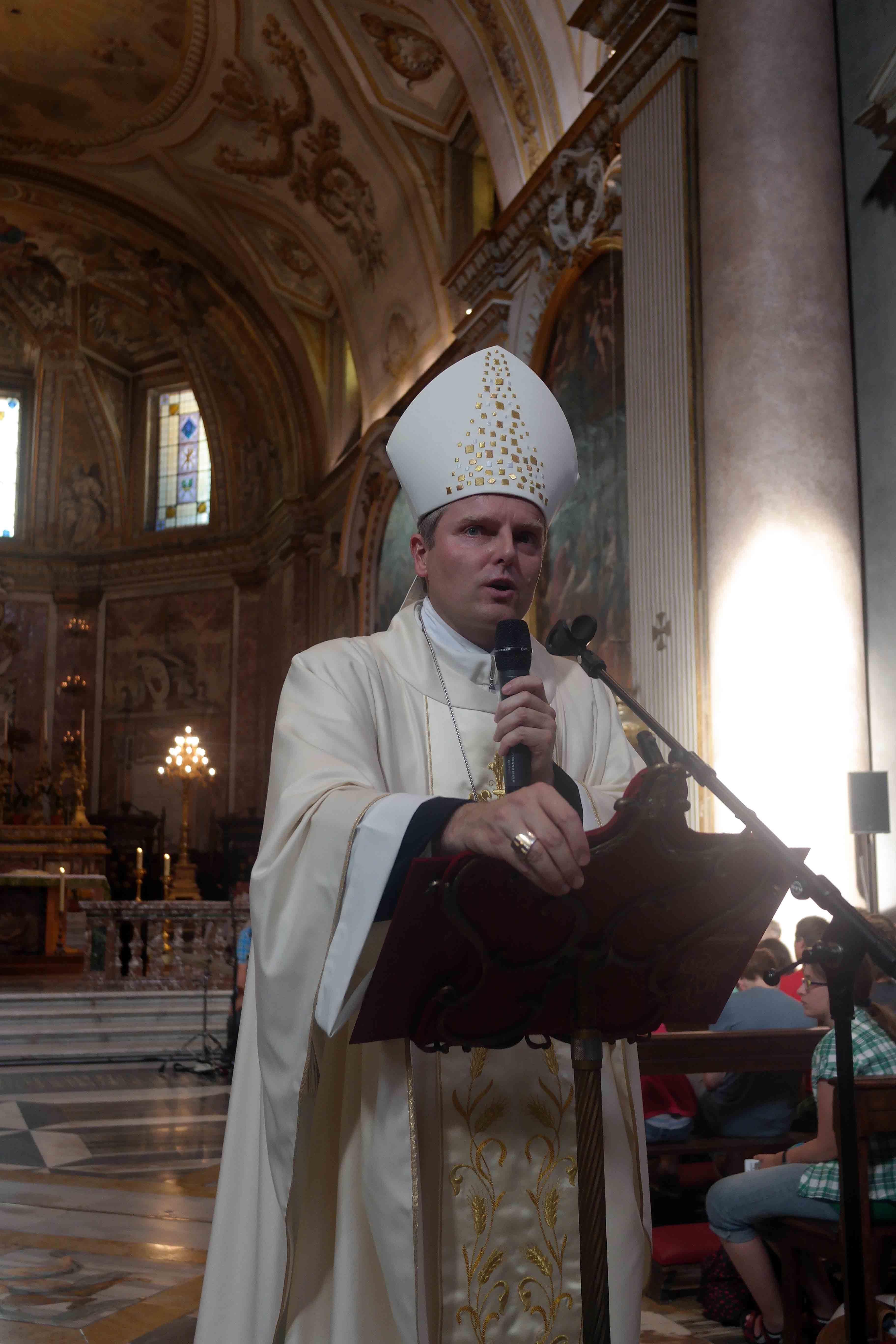 Mit einem herzlichen "Vergelt's Gott" richtete sich Weihbischof Wörner in der Kirche Santa Maria degli Angeli an die Jugendlichen. (Maria Steber / pba)