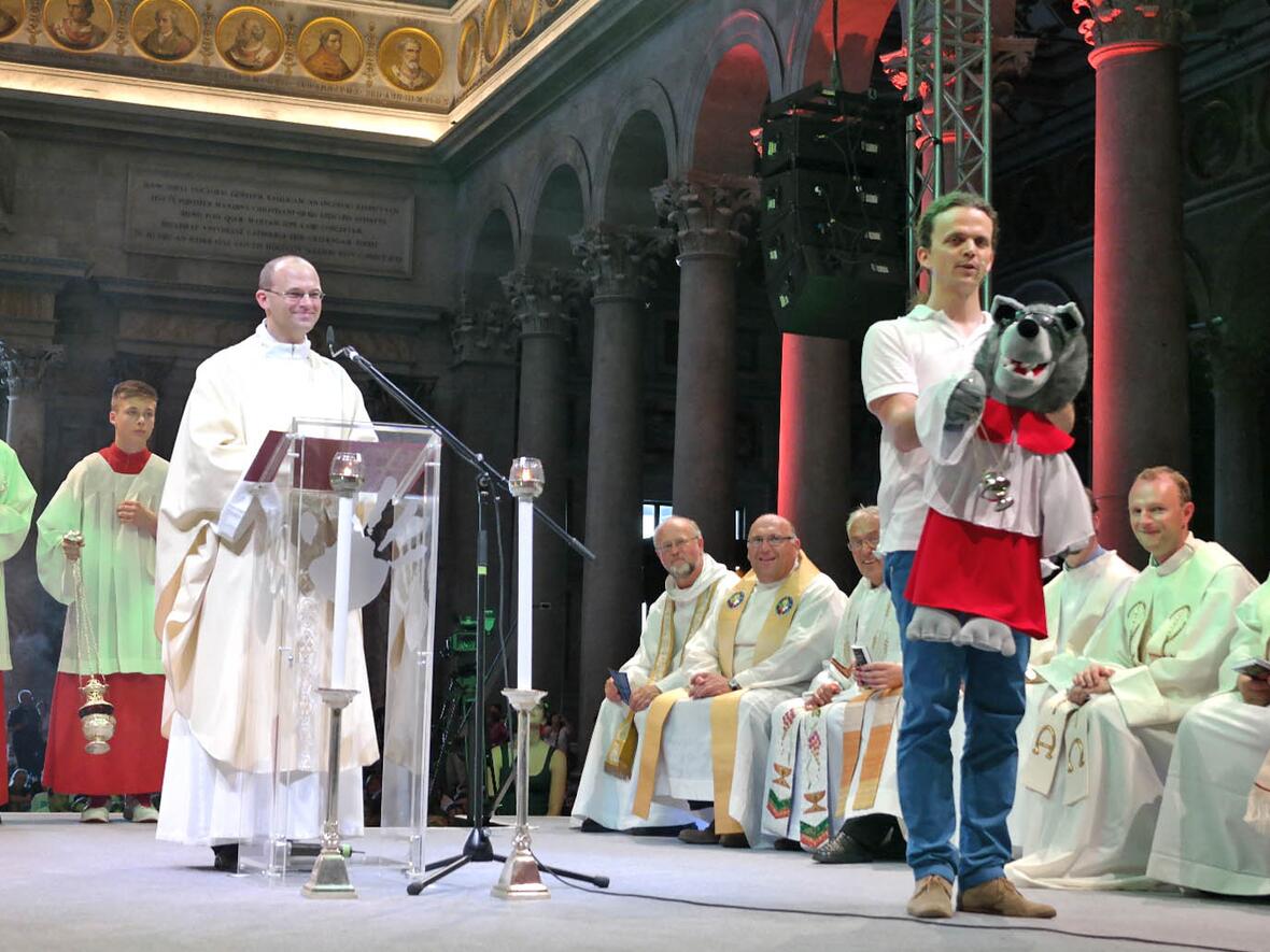 „Mach dich frei und vertrau Gott“, gab Diözesanjugendseelsorger Florian Markter den Ministranten in seiner Predigt mit auf den Weg. (Foto: Pressestelle Bistum Augsburg/Maria Steber)
