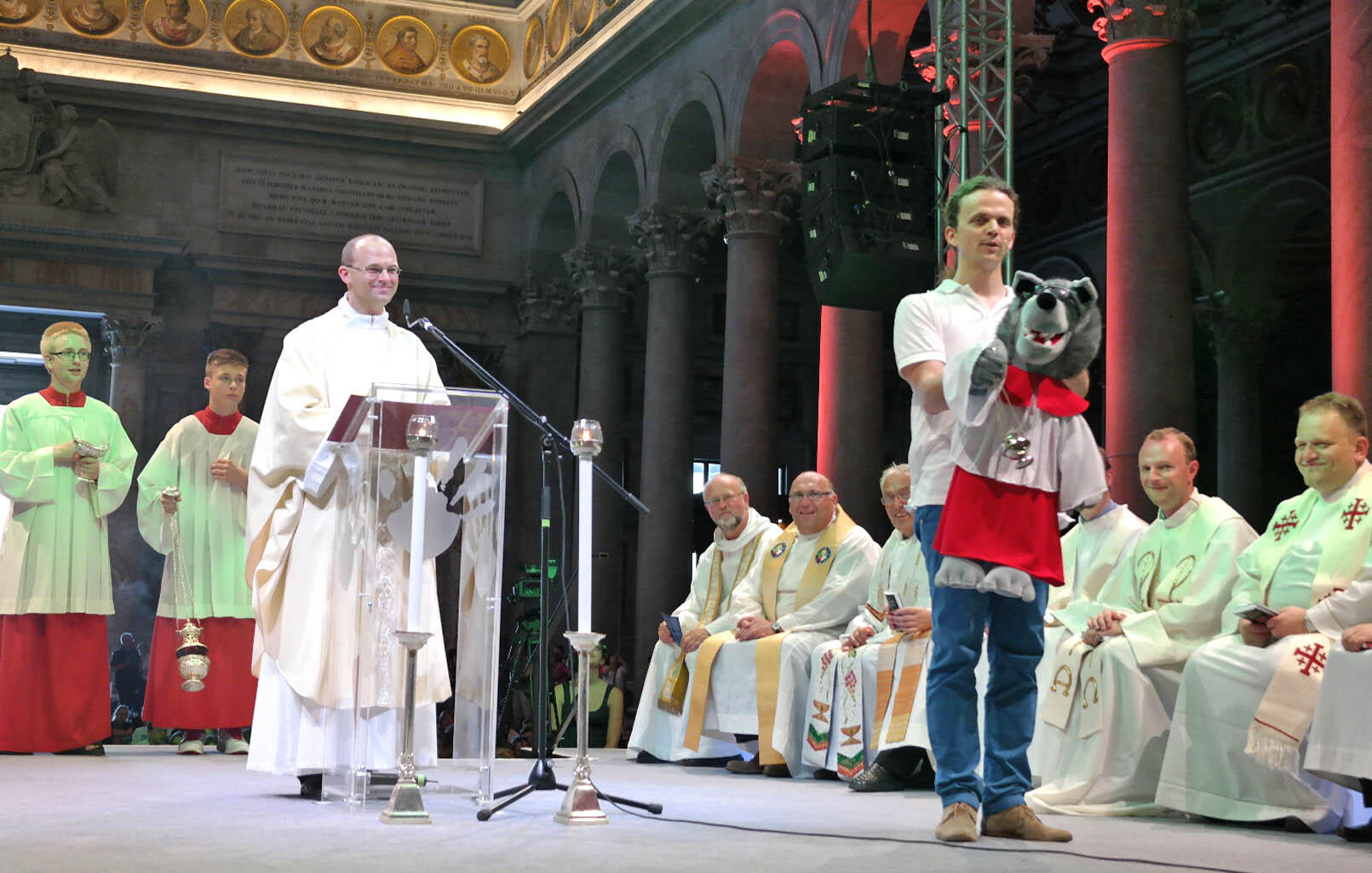 „Mach dich frei und vertrau Gott“, gab Diözesanjugendseelsorger Florian Markter den Ministranten in seiner Predigt mit auf den Weg. (Foto: Pressestelle Bistum Augsburg/Maria Steber)