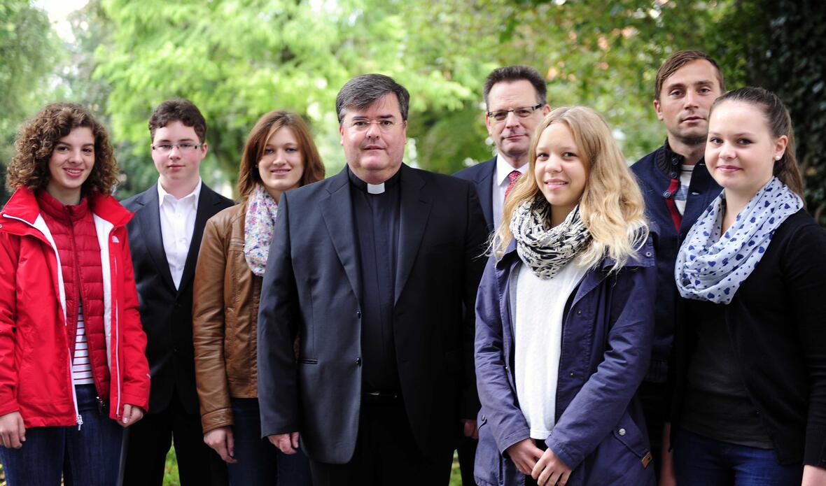 Pia Schätzle, Maximilian Huber, Larissa Ludl, Generalvikar Msgr. Harald Heinrich, Reiner Sroka, Diözesanrechtsdirektor und Leiter der Personalabteilung Verwaltungspersonal und Personal der Pfarrkirchenstiftungen, Theresa Küchelbacher, Matthias Brugger und Melissa Englmeier (von links). Foto: Maria Steber / pba