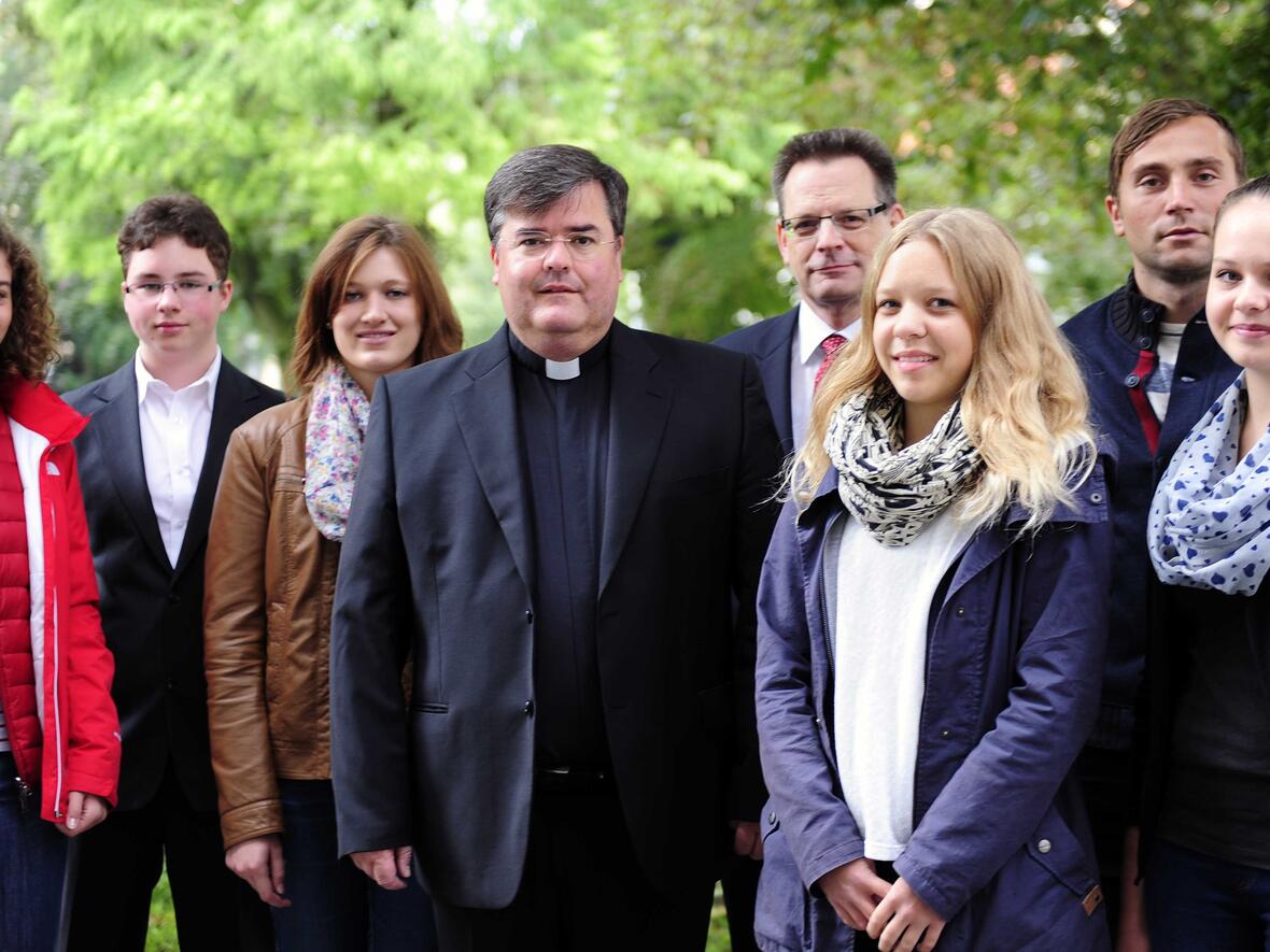 Pia Schätzle, Maximilian Huber, Larissa Ludl, Generalvikar Msgr. Harald Heinrich, Reiner Sroka, Diözesanrechtsdirektor und Leiter der Personalabteilung Verwaltungspersonal und Personal der Pfarrkirchenstiftungen, Theresa Küchelbacher, Matthias Brugger und Melissa Englmeier (von links). Foto: Maria Steber / pba