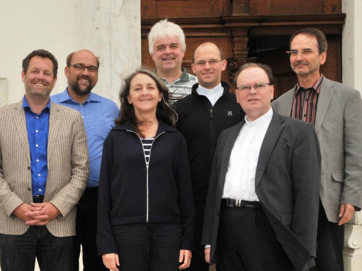 Seelsorgeamtsleiter Prälat Dr. Bertram Meier (2. v. r.) und die Abteilungsleiter bzw. Stellvertreter (v. l.): Christian Öxler, Robert Ischwang, Helga Kramer-Niederhauser, Thomas Schmidt, Domvikar Dr. Florian Markter und Robert Mayer (Geschäftsführer). Auf dem Bild fehlt Domkapitular Armin Zürn. (Foto: Bischöfliches Seelsorgeamt)