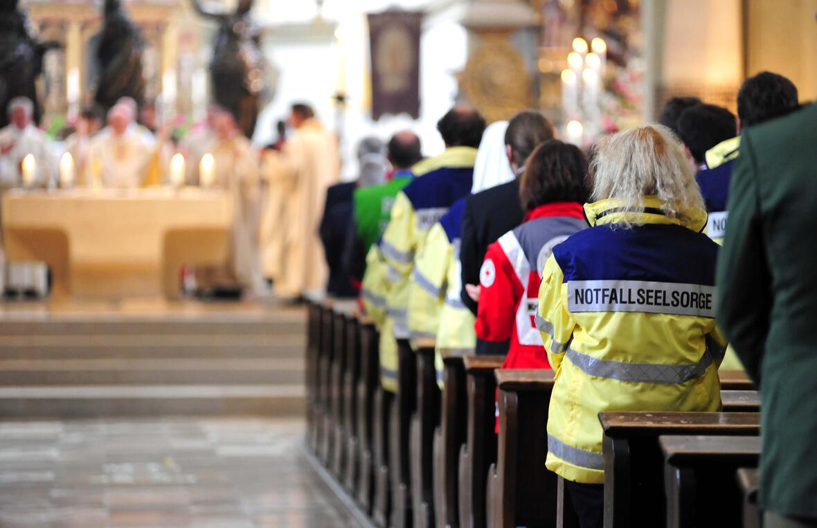 Zahlreiche Vertreter von Polizei und Hilfsorganisationen waren der Einladung zum "Blaulichtgottesdienst" gefolgt. Foto: Nicolas Schnall (pba)