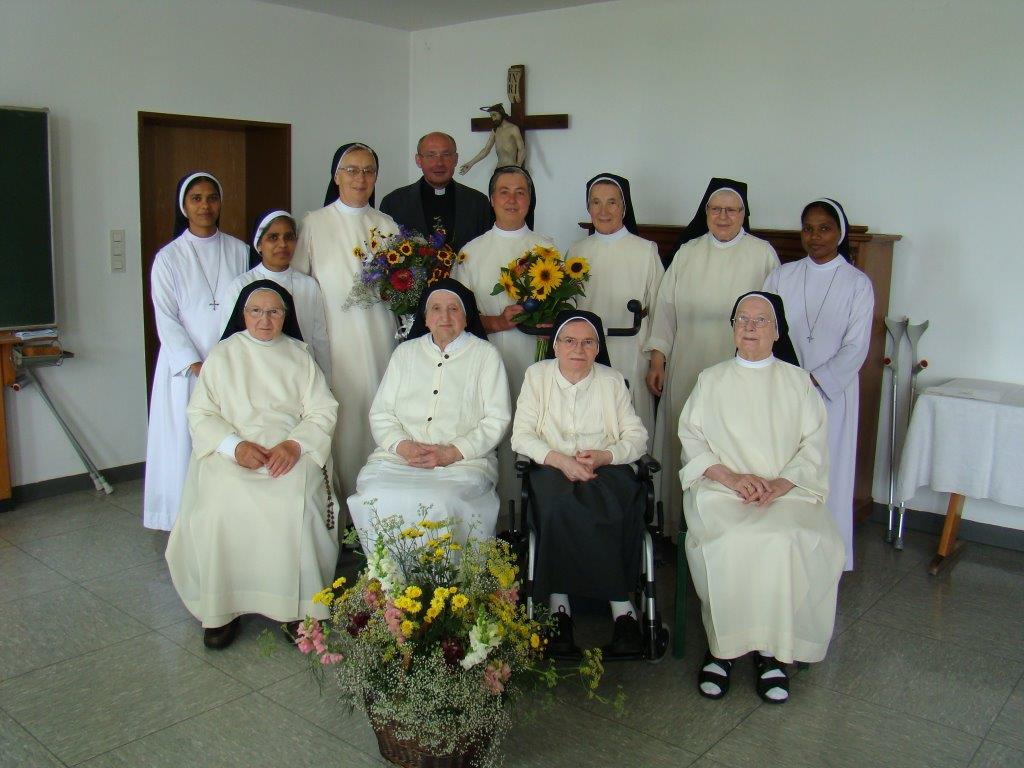 Der Konvent der Dominikanerinnen mit Sr. Antonia (links von Pfr. Dr. Lindl) und Sr. Michaela (rechts von ihm). Foto: Dominikanerinnen