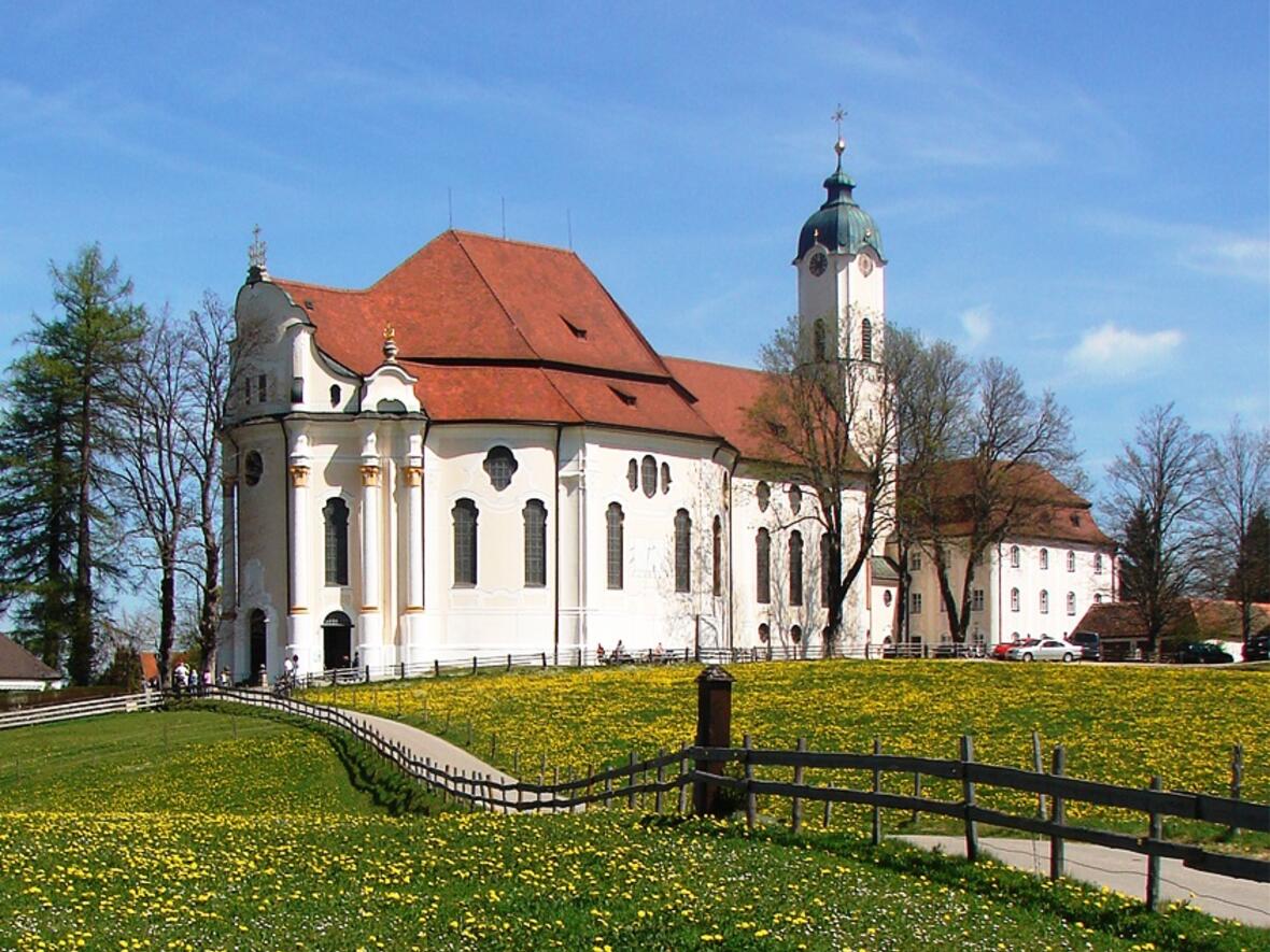 Die Wieskirche in Steingaden zieht Urlauber geradezu magnetisch an. (Foto: Kath. Wallfahrtskuratiestiftung St. Josef – Wies)