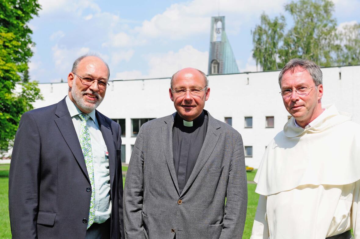 (v.l.): der neue Geschäftsführende Direktor Norbert Streit, Pfarrer Dr. Ulrich Lindl als Hauptabteilungsleiter III "Kirchliches Leben" zuständig für das Exerzitienhaus und der neue Geistliche Direktor Dominikanerpater Thomas Schuster.