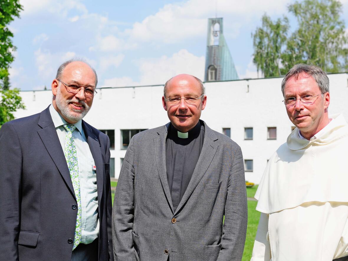 (v.l.): der neue Geschäftsführende Direktor Norbert Streit, Pfarrer Dr. Ulrich Lindl als Hauptabteilungsleiter III "Kirchliches Leben" zuständig für das Exerzitienhaus und der neue Geistliche Direktor Dominikanerpater Thomas Schuster.