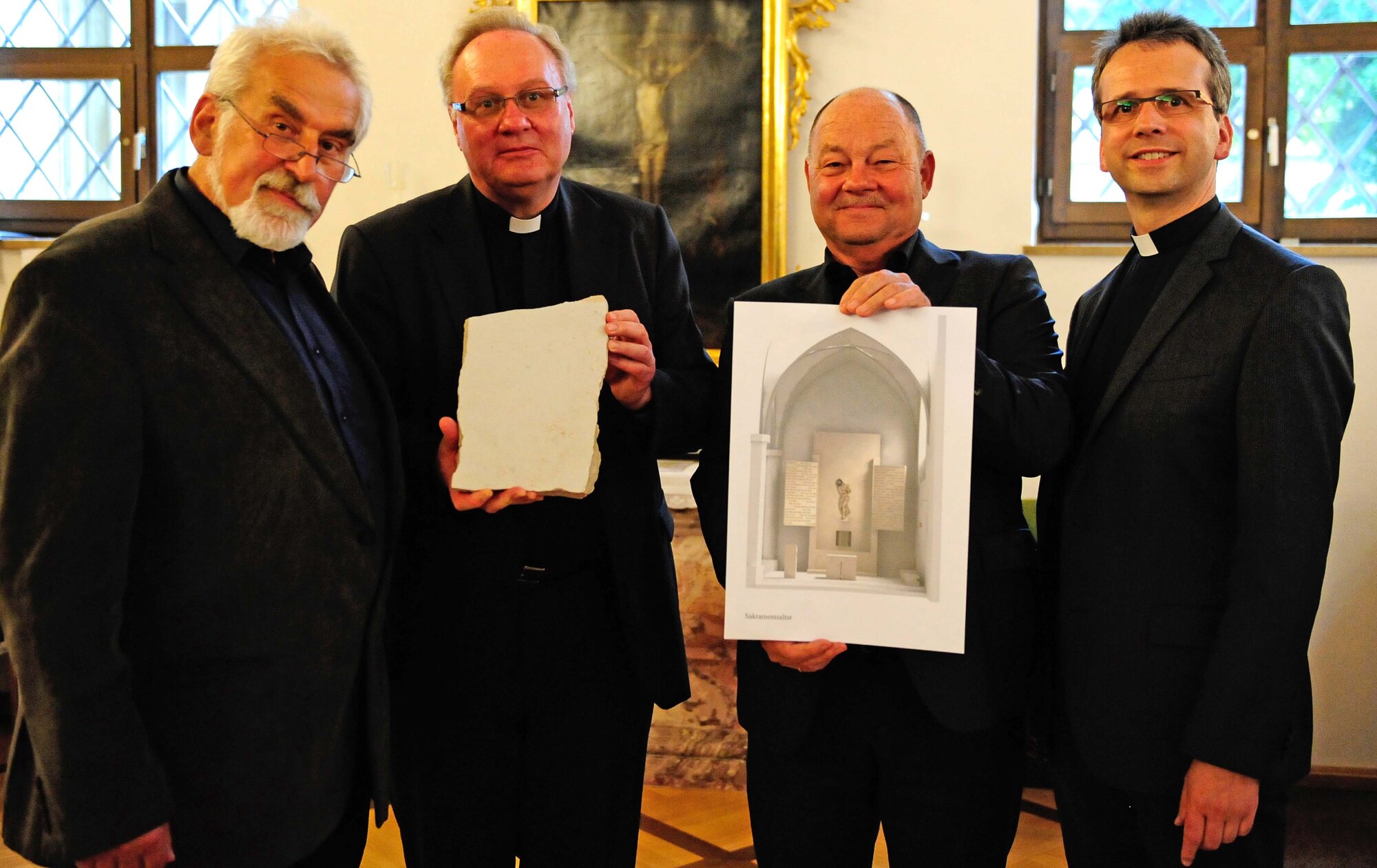 (v.l.) Diözesanbaudirektor Werner Köhler, Bischofsvikar Karlheinz Knebel, Architekt Wilhelm Huber, Dompfarrer Armin Zürn (pba/Daniel Jäckel).