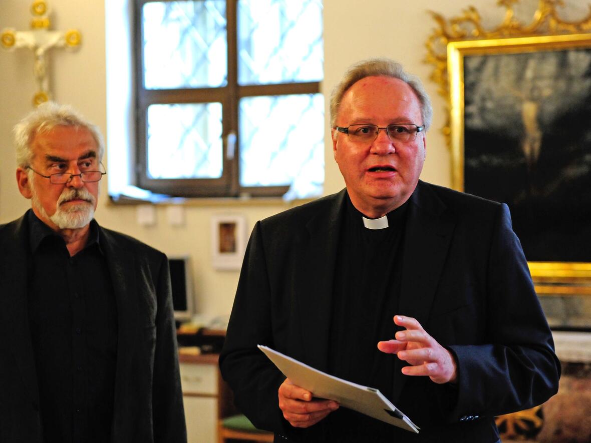 Bischofsvikar Karlheinz Knebel (rechts) und Diözesanbaumeister Werner Köhler erläutern das Projekt (Foto: pba/Daniel Jäckel).