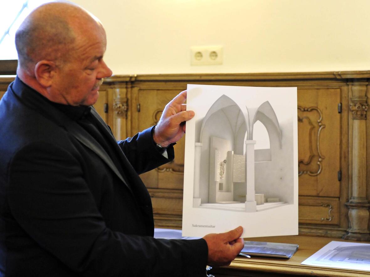 Architekt Wilhelm Huber zeigt ein Modell, wie der Sakramentsaltar in einigen Monaten ausschauen soll (Foto: pba/Daniel Jäckel).