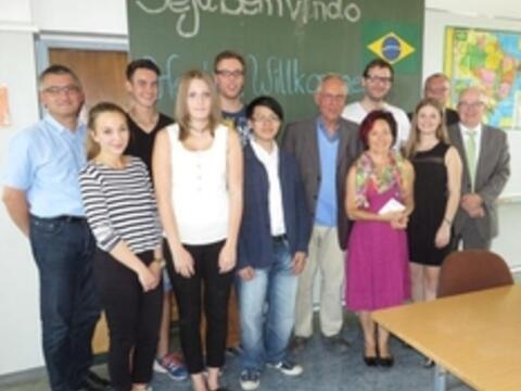 1-0-fuer-menschenrechte-prof-dr-paulo-suess-aus-brasilien-diskutiert-mit-augsburger-berufsschuelern1210602