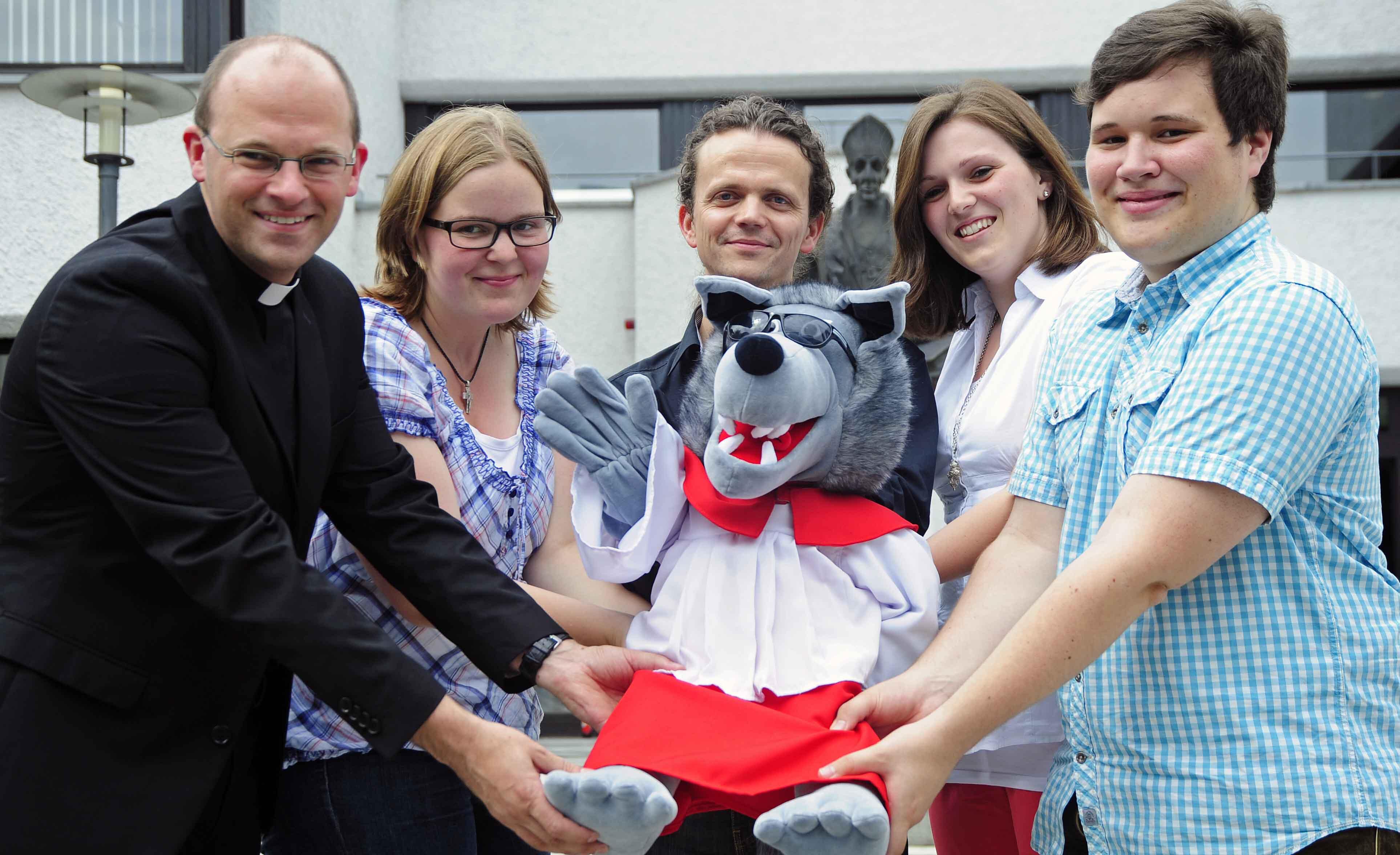 Das Vorbereitungsteam zusammen mit dem Maskottchen "TrauDi": Domvikar Diözesanjugendseelsorger Dr. Florian Markter, Anna-Maria Högg, Thomas Kohler, Referent für Ministrantenpastoral im Bischöflichen Jugendamt, Katharina Lechner und Max Fahn (v.links).