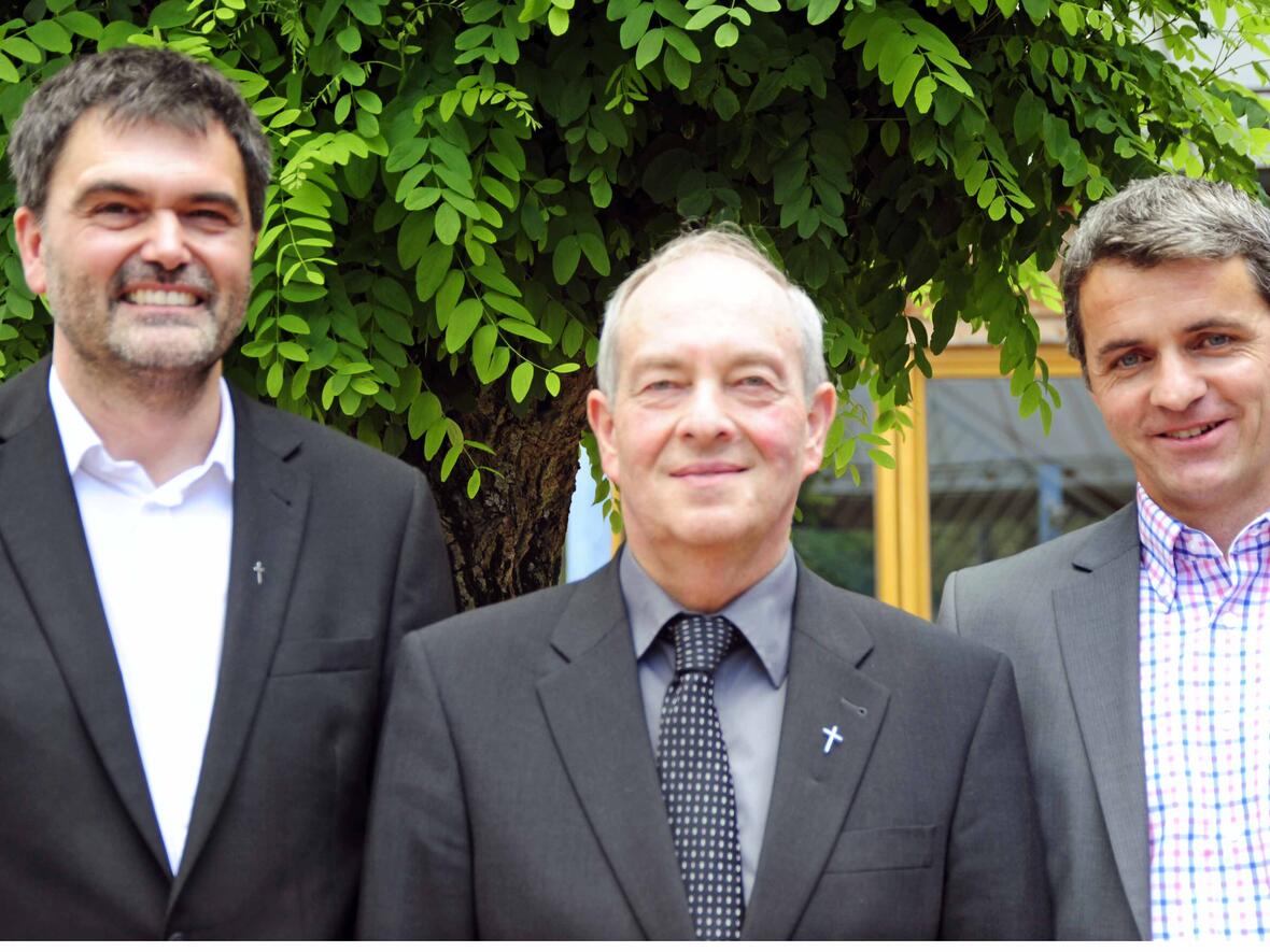 Domkapitular Franz-Reinhard Daffner (Bild: Mitte), Pfarrer Reiner Hartmann (links), Karl Wolf (rechts). (Foto: pba/Steber)