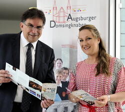 Domkapellmeister Reinhard Kammler zusammen mit der Schirmherrin Sopranistin Diana Damrau. (Foto: Augsburger Domsingknaben)
