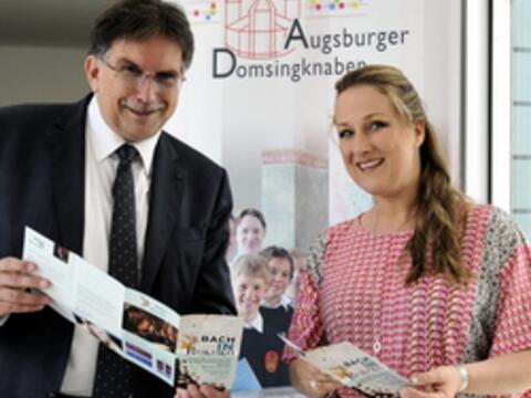 Domkapellmeister Reinhard Kammler zusammen mit der Schirmherrin Sopranistin Diana Damrau. (Foto: Augsburger Domsingknaben)