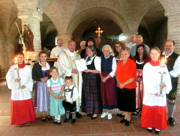 Nach dem Gottesdienst zur Verleihung der Bischöflichen Anerkennung: Einige Mitglieder der „Gemeinschaft der Dienerinnen der Gekreuzigten Liebe und der Schmerzhaften Mutter Gottes“ im Familien- und Freundeskreis.