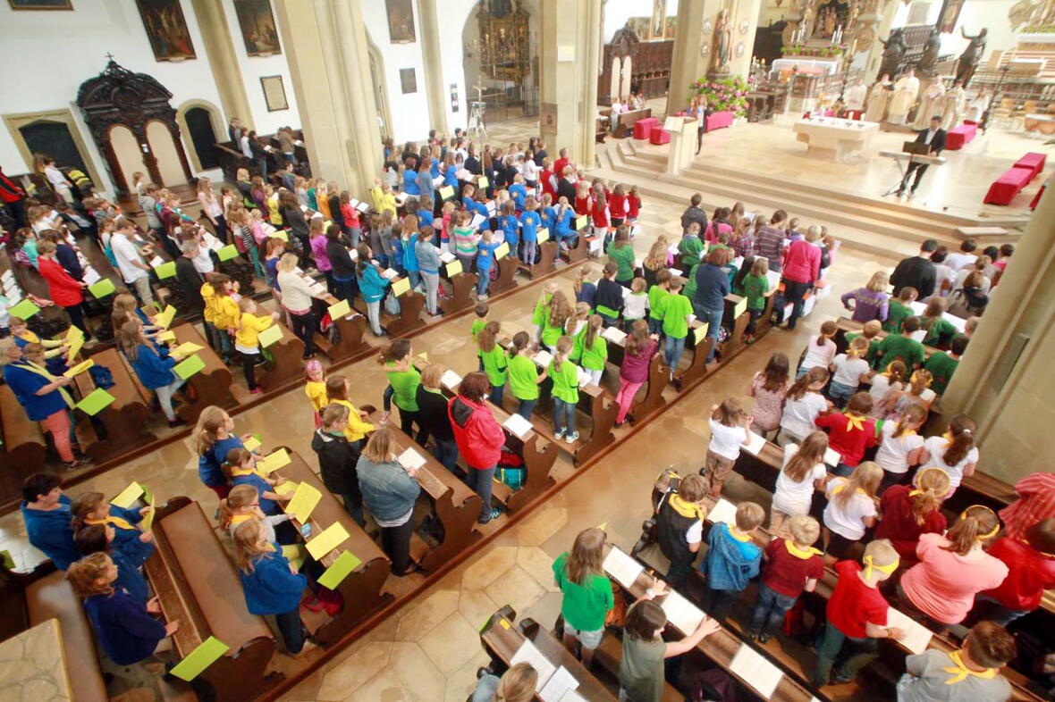 Die Kinderchöre aus dem Bistum brachten Farbe in die Ulrichsbasilika (Pressestelle Bistum Augsburg / Annette Zoepf).