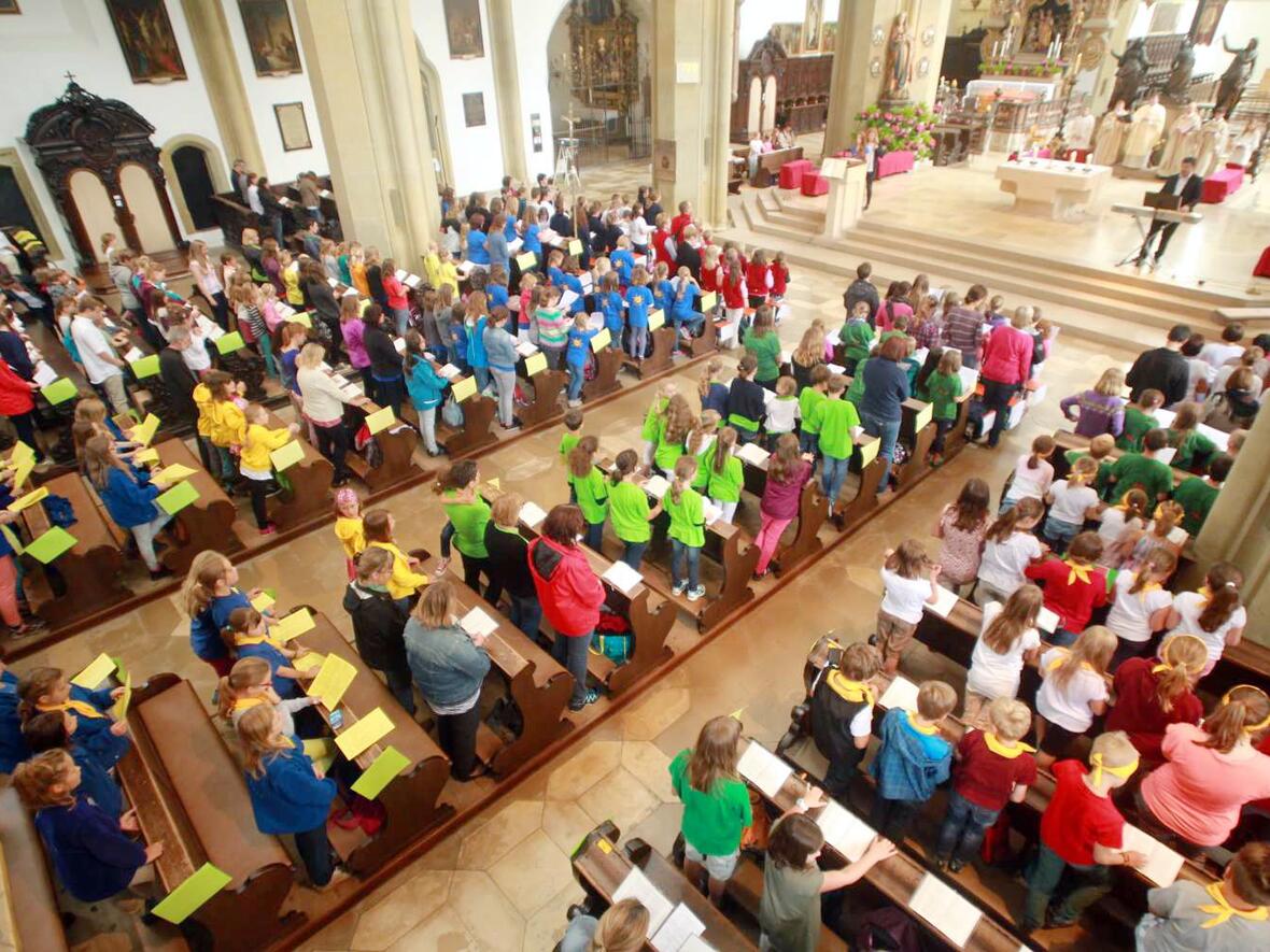 Die Kinderchöre aus dem Bistum brachten Farbe in die Ulrichsbasilika (Pressestelle Bistum Augsburg / Annette Zoepf).