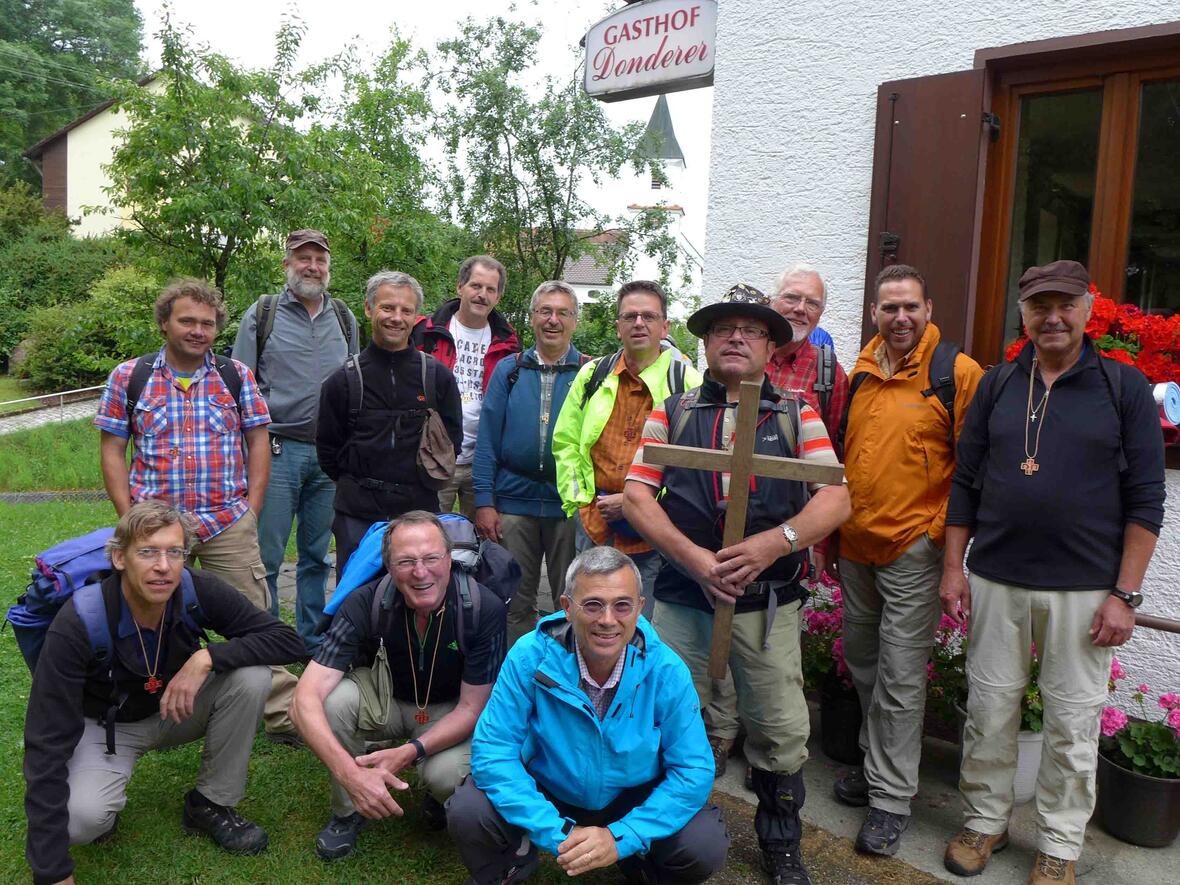 24 Stunden zu Fuß von Türkheim nach Augsburg unterwegs: Die Gruppe unter der Leitung von Männerseelsorger Gerhard Kahl. Foto: Peter Seidl