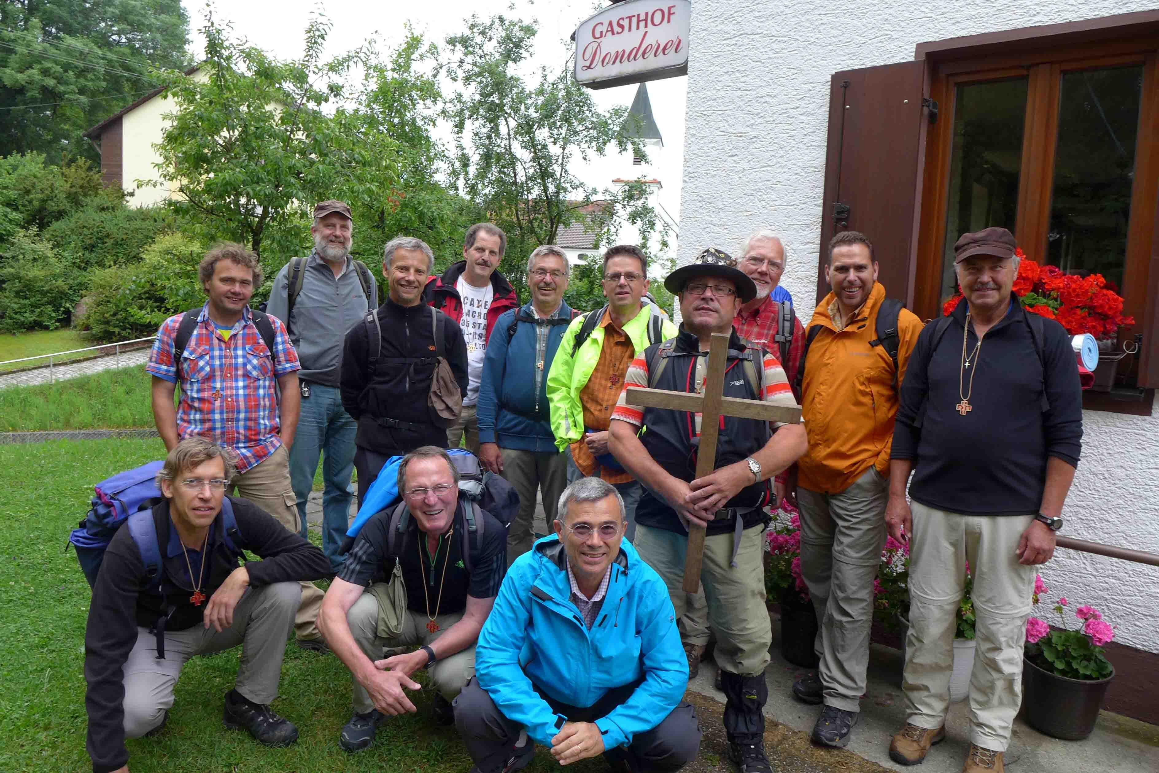 24 Stunden zu Fuß von Türkheim nach Augsburg unterwegs: Die Gruppe unter der Leitung von Männerseelsorger Gerhard Kahl. Foto: Peter Seidl