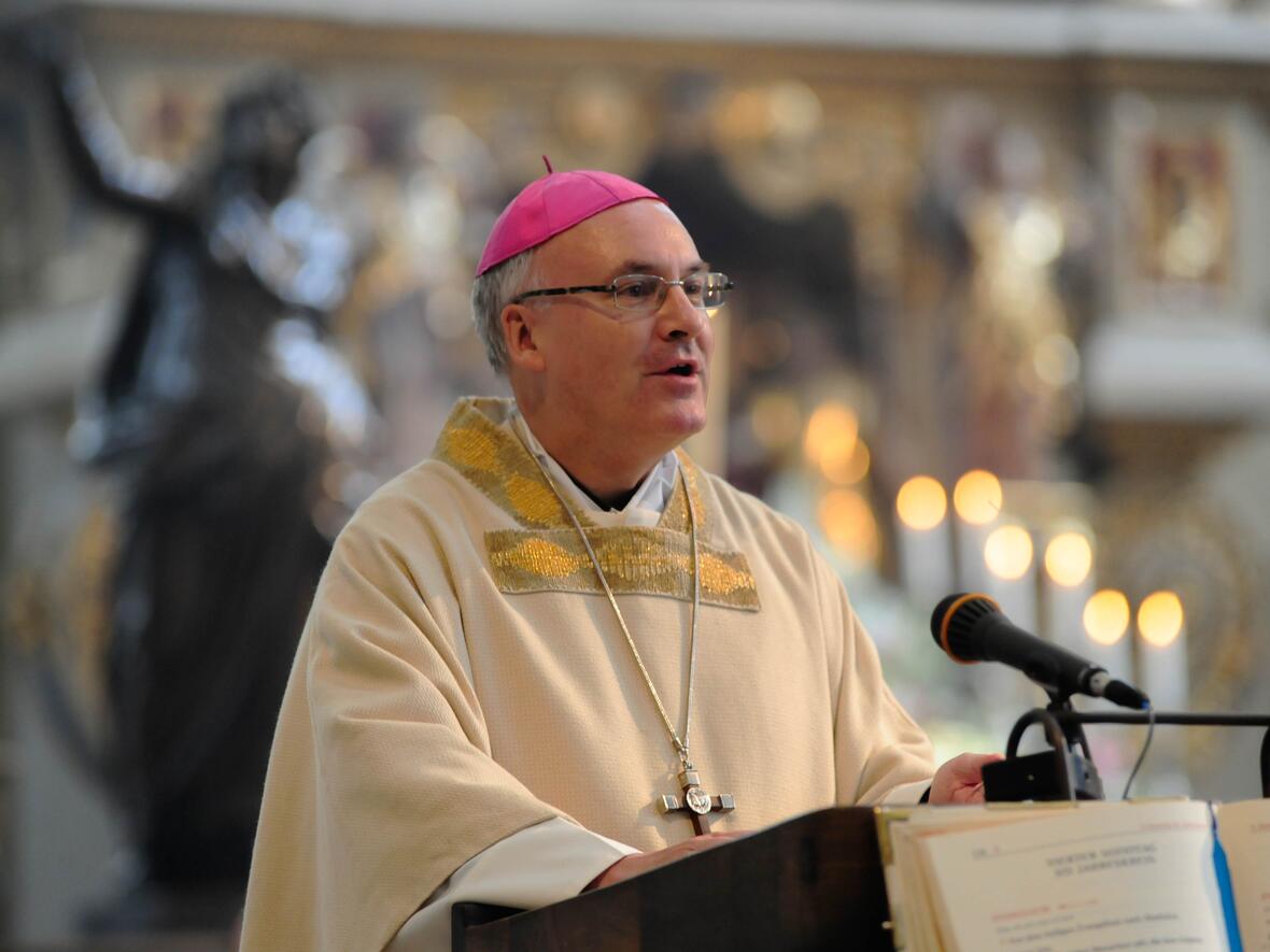 Bischof Voderholzer bei der Predigt in der Ulrichsbasilika (Foto: Pressestelle Bistum Augsburg/Nicolas Schnall).