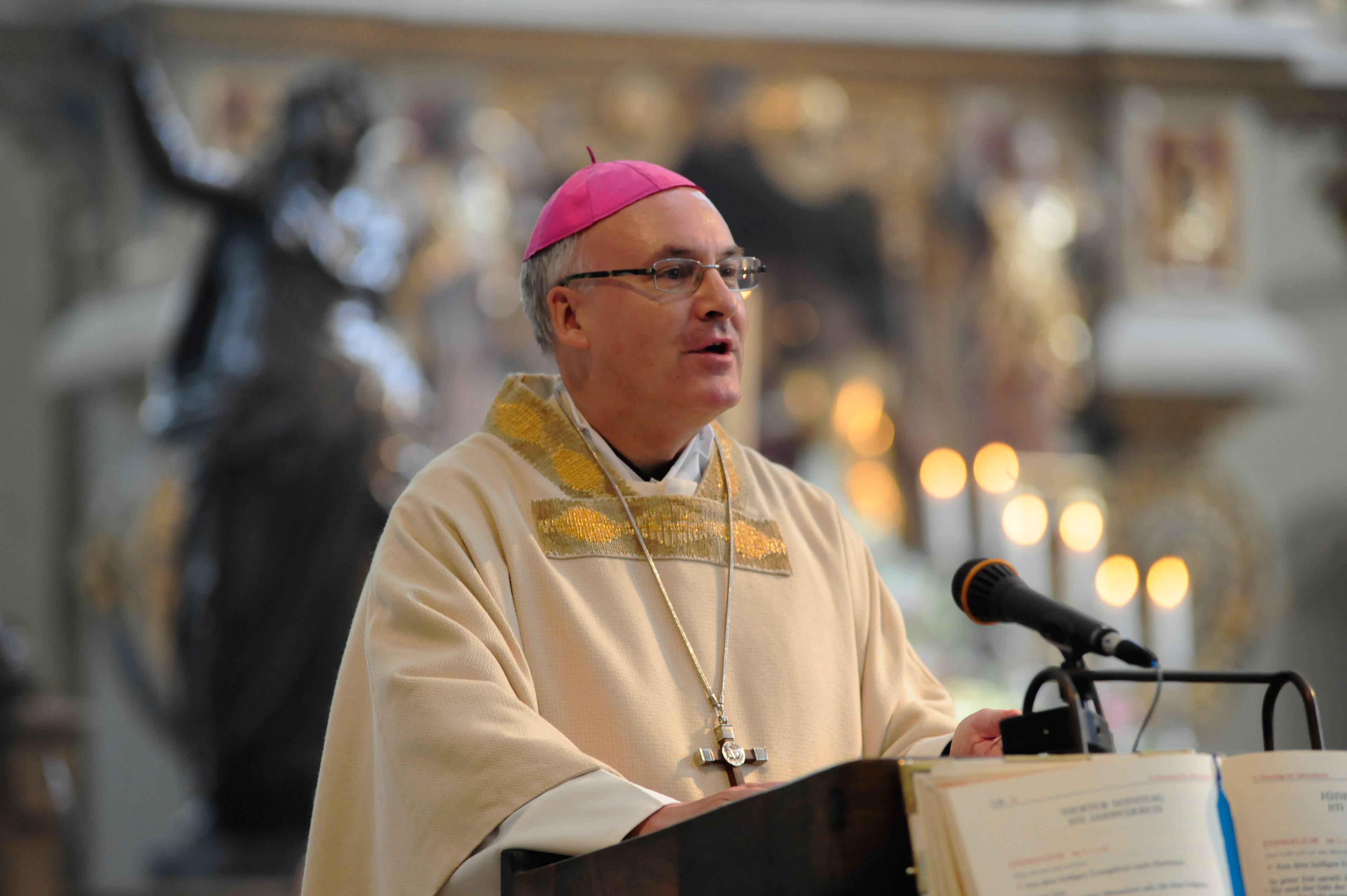 Bischof Voderholzer bei der Predigt in der Ulrichsbasilika (Foto: Pressestelle Bistum Augsburg/Nicolas Schnall).